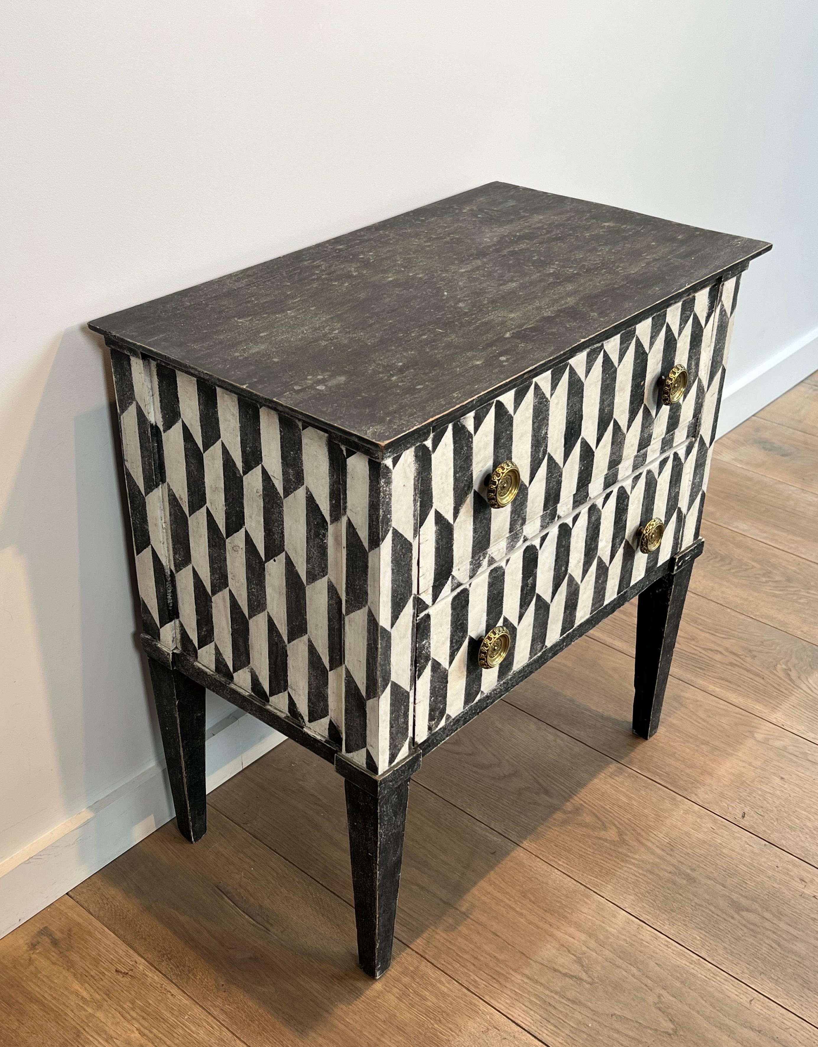 Petite commode italienne patinée avec une peinture en trompe-l'Oeil en vente 7