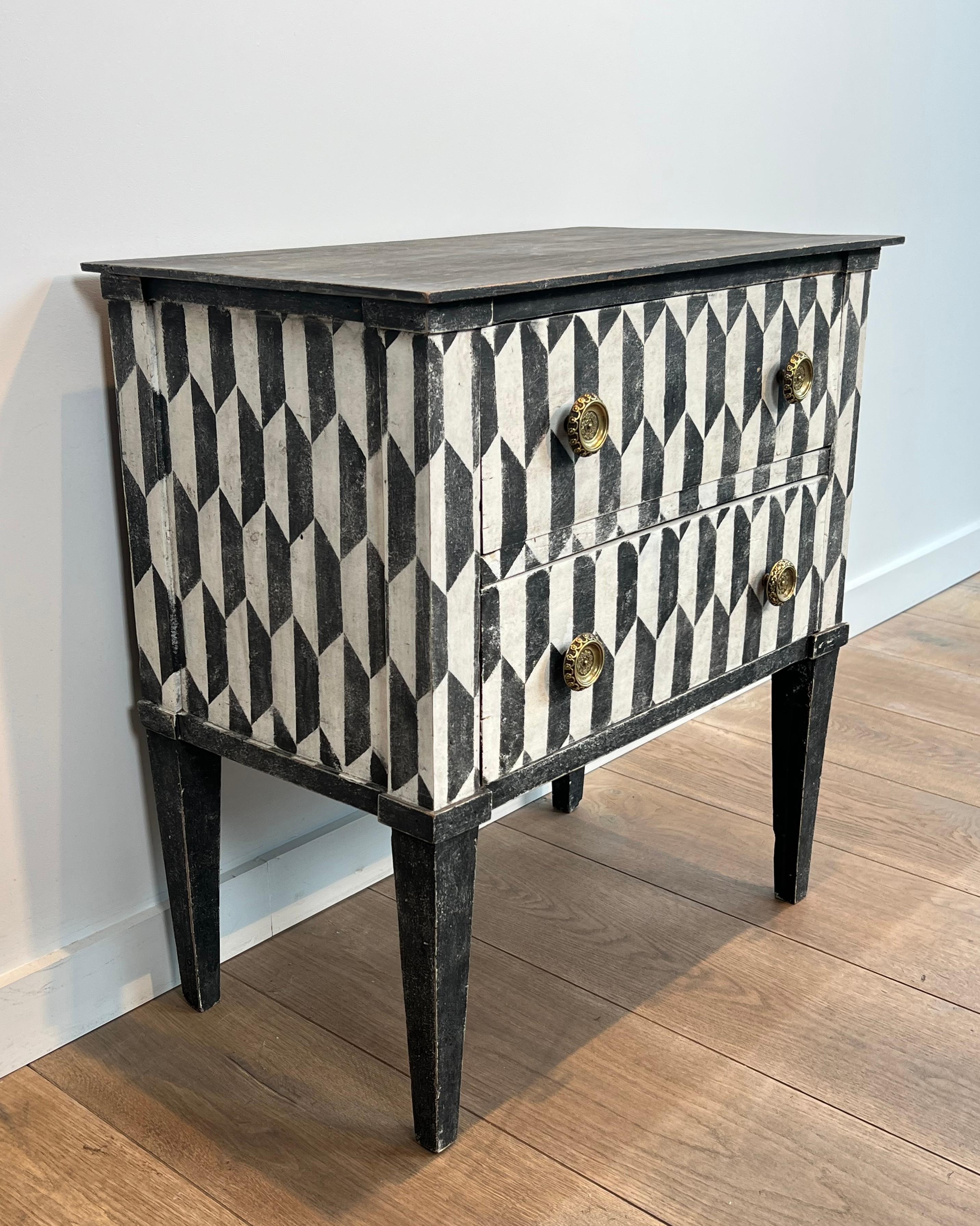 Petite commode italienne patinée avec une peinture en trompe-l'Oeil en vente 8
