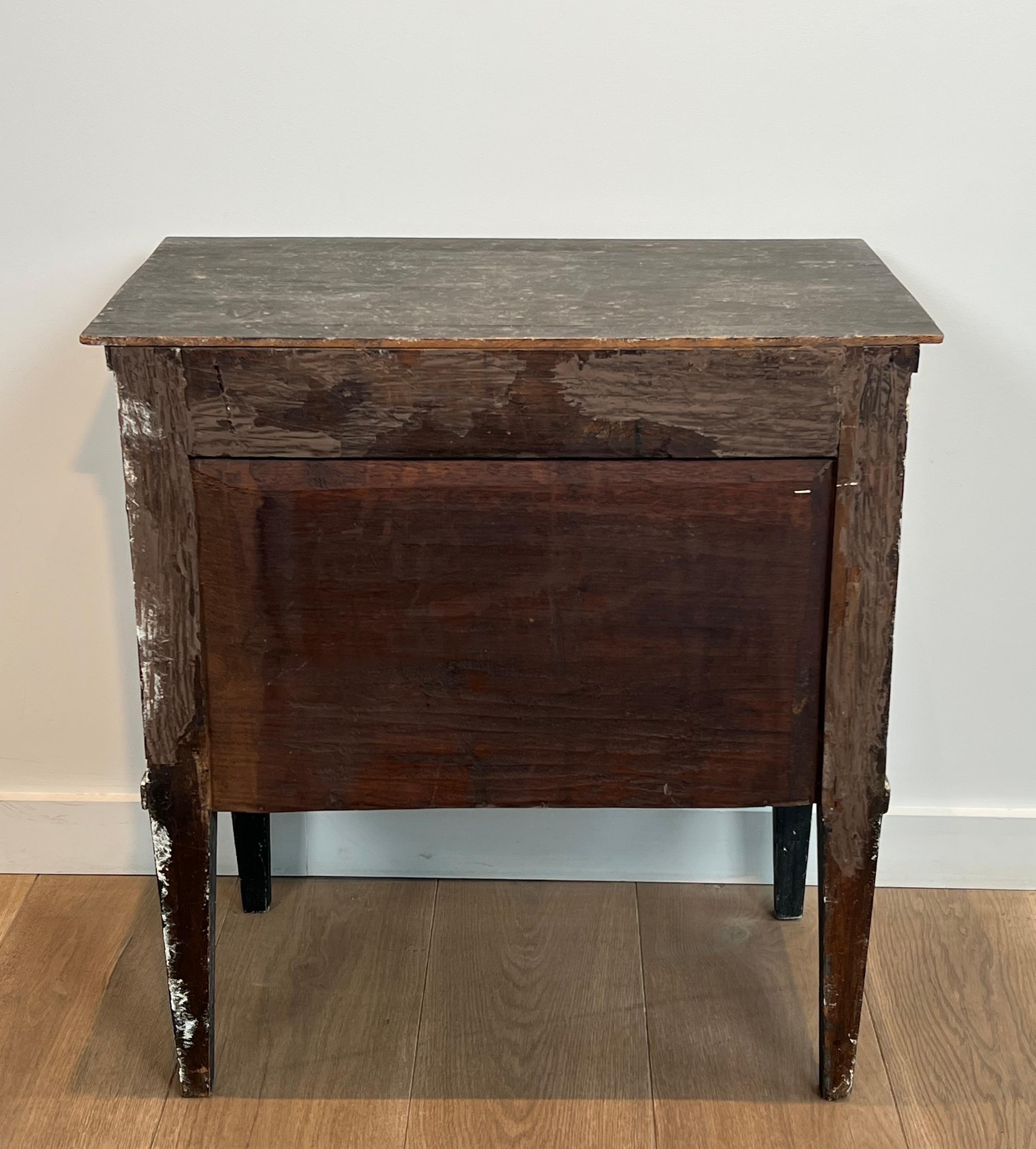 Petite commode italienne patinée avec une peinture en trompe-l'Oeil en vente 9