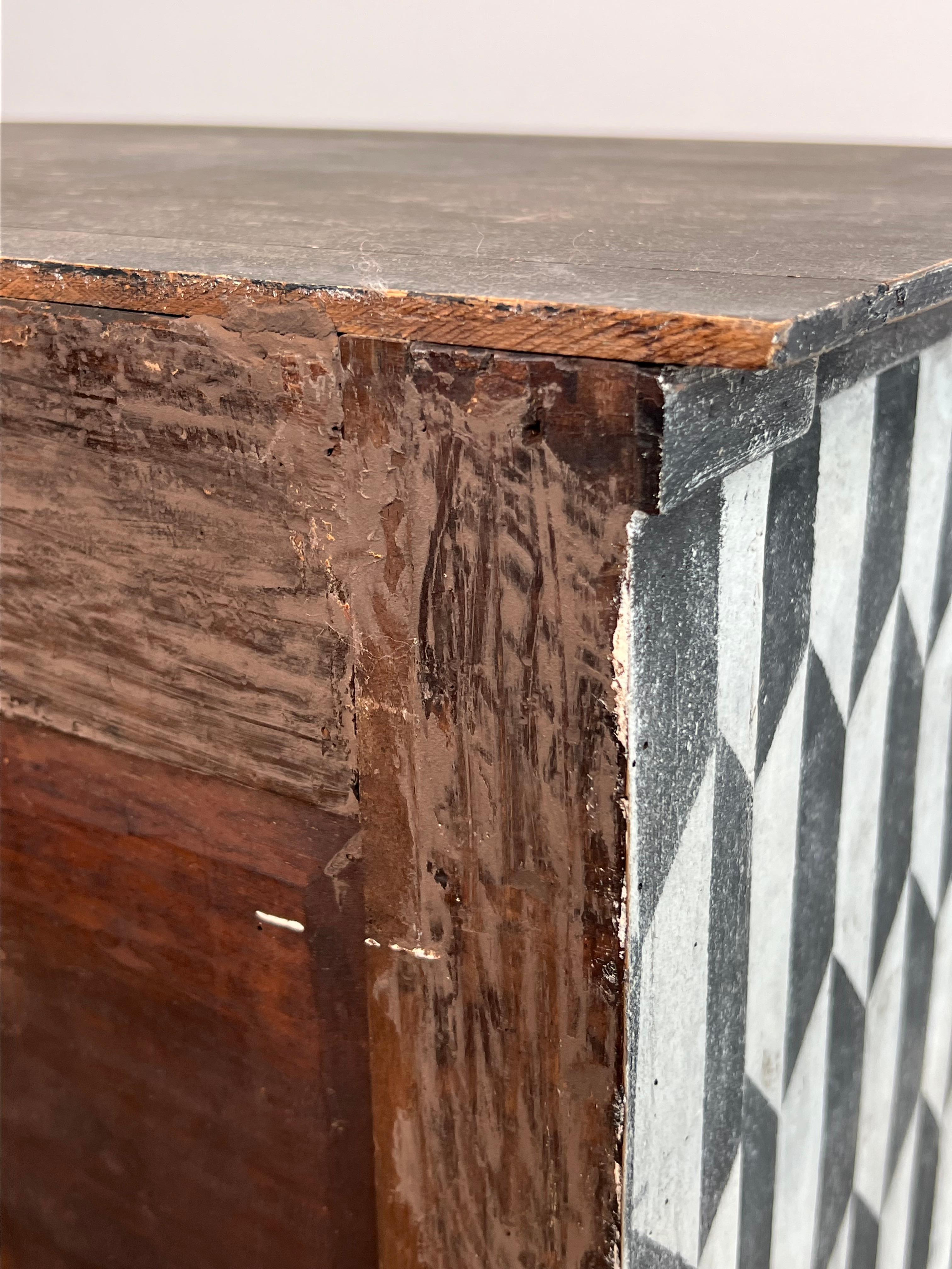 Petite commode italienne patinée avec une peinture en trompe-l'Oeil en vente 10
