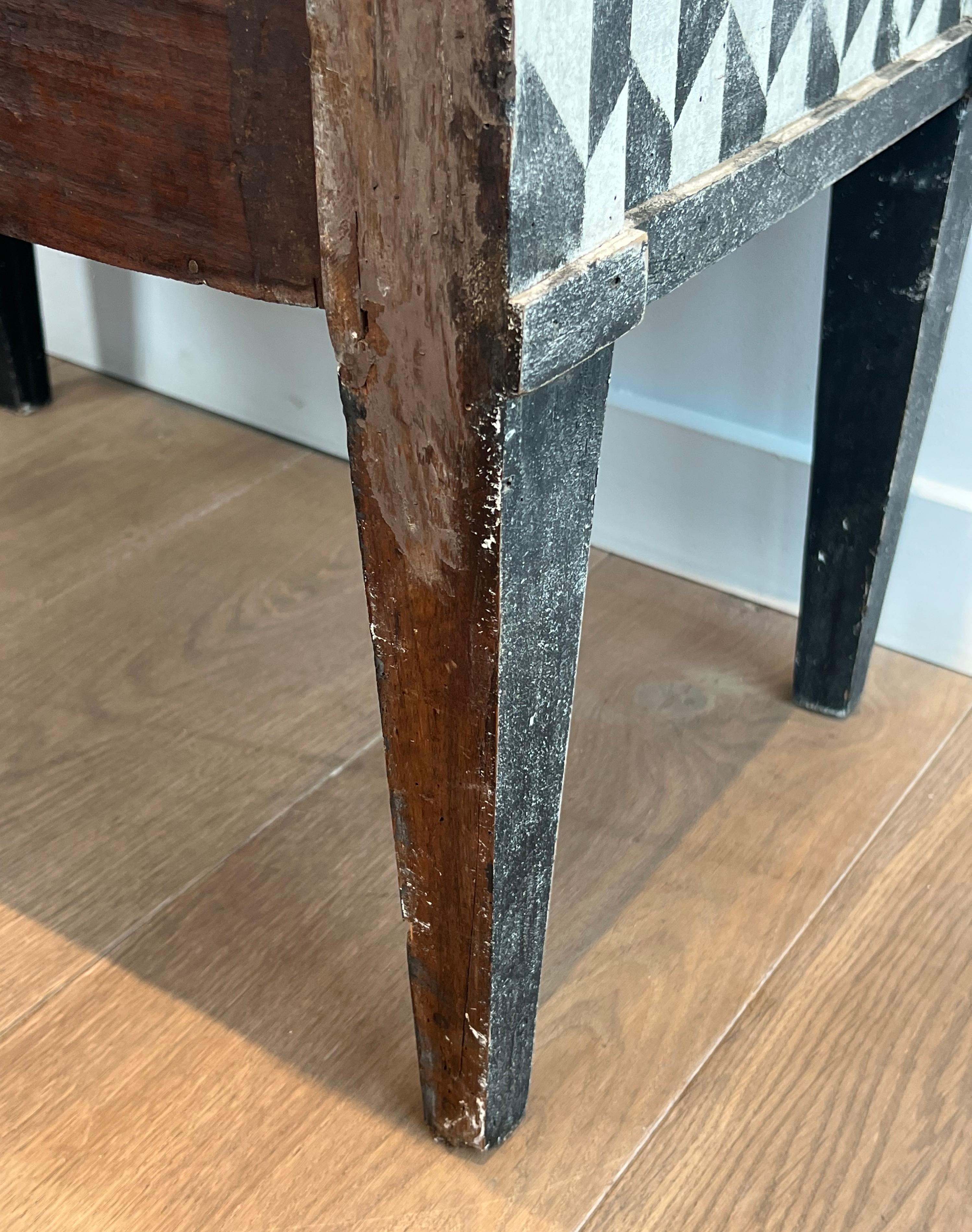 Petite commode italienne patinée avec une peinture en trompe-l'Oeil en vente 11