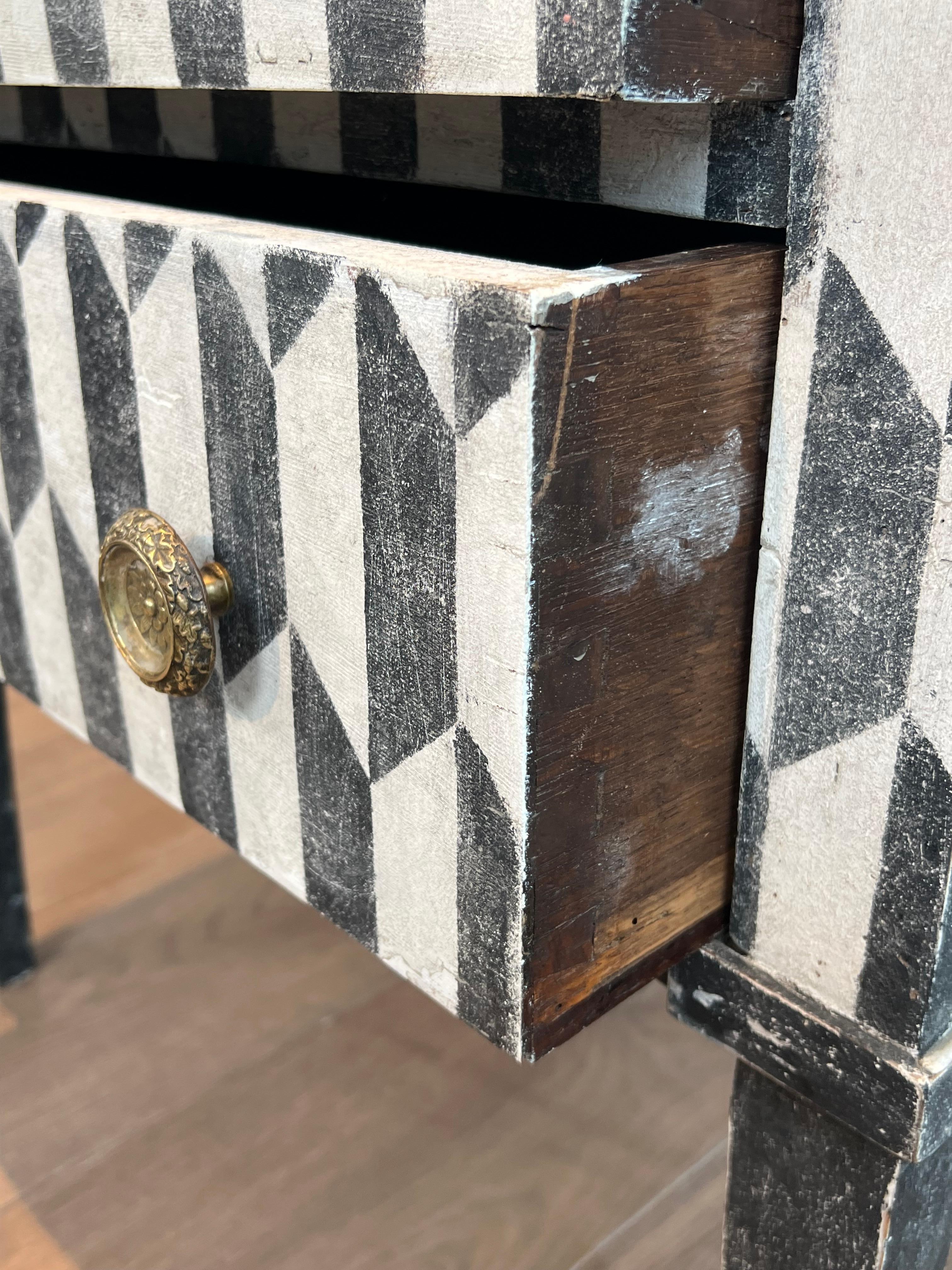 Petite commode italienne patinée avec une peinture en trompe-l'Oeil en vente 12
