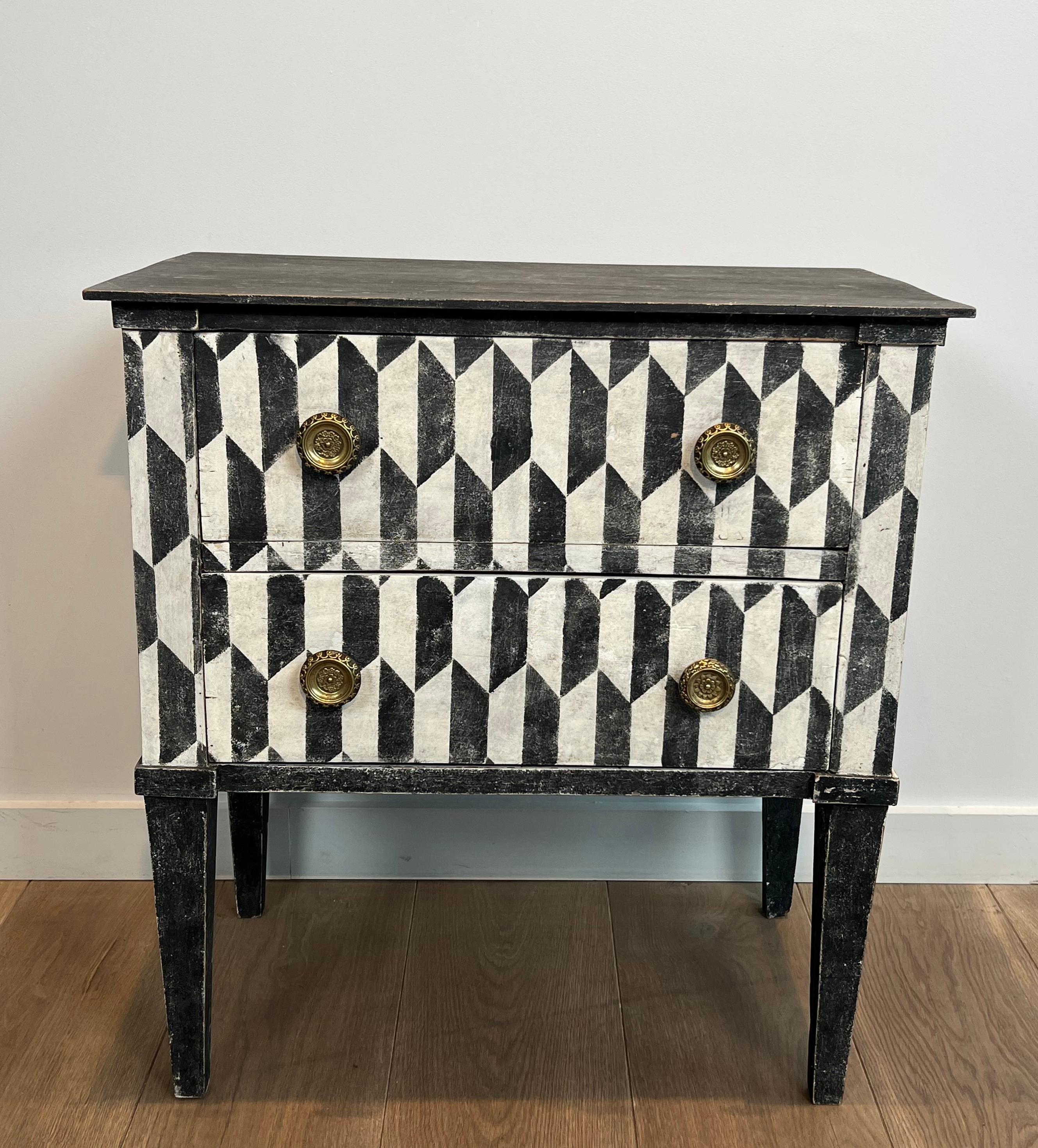 Petite commode italienne patinée avec une peinture en trompe-l'Oeil en vente 13