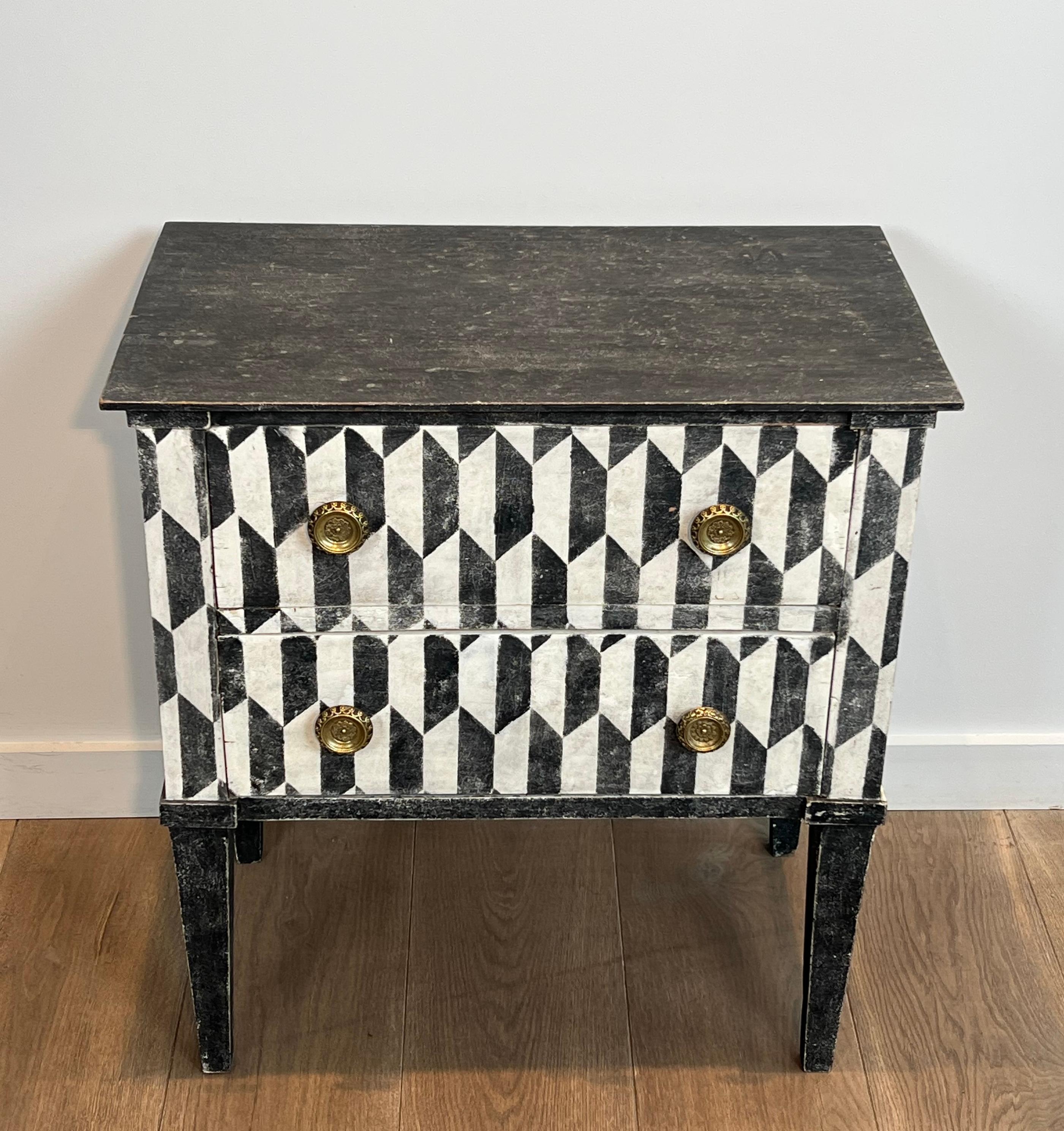 Petite commode italienne patinée avec une peinture en trompe-l'Oeil en vente 14