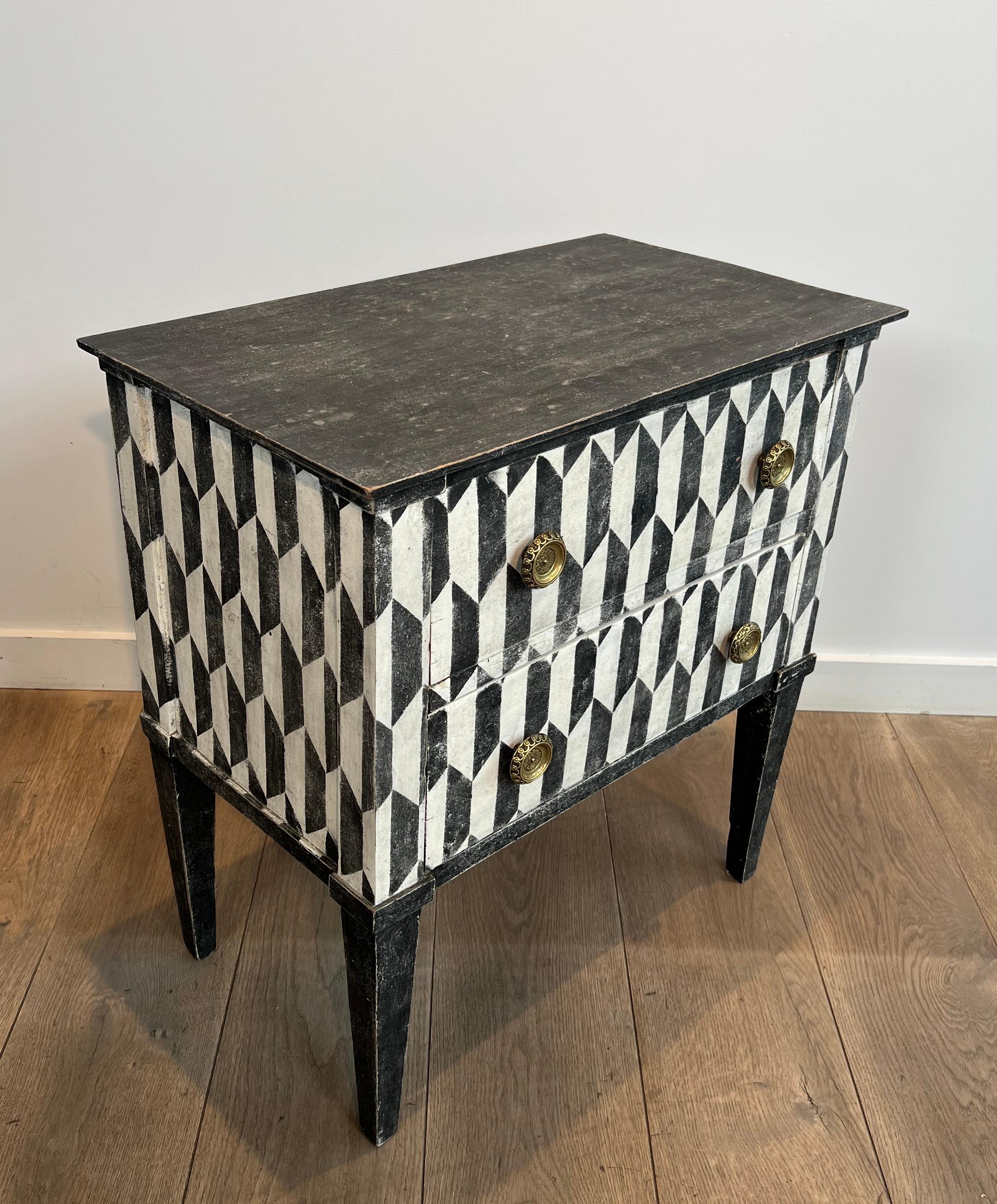 Français Petite commode italienne patinée avec une peinture en trompe-l'Oeil en vente