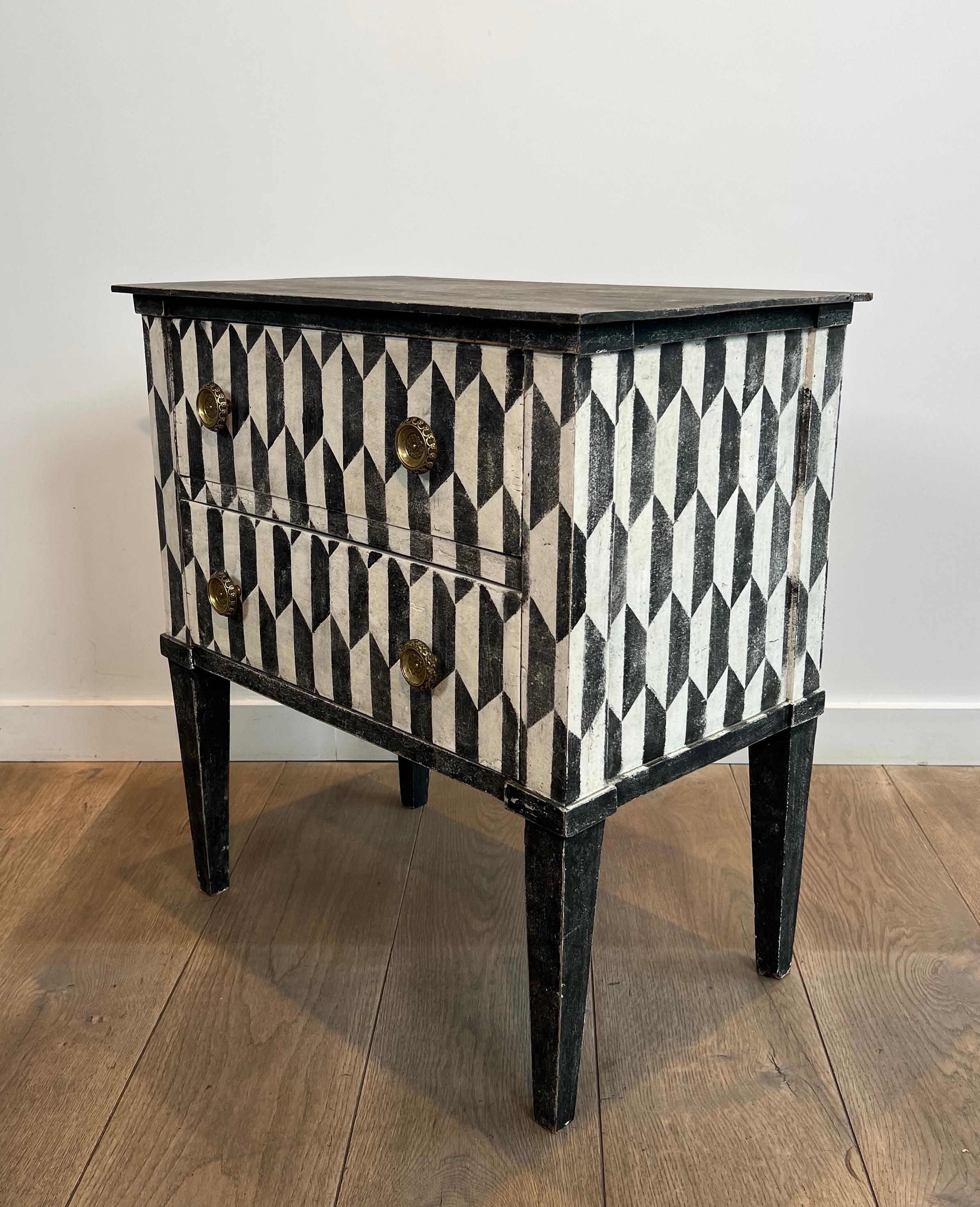 Petite commode italienne patinée avec une peinture en trompe-l'Oeil Bon état - En vente à Marcq-en-Barœul, Hauts-de-France