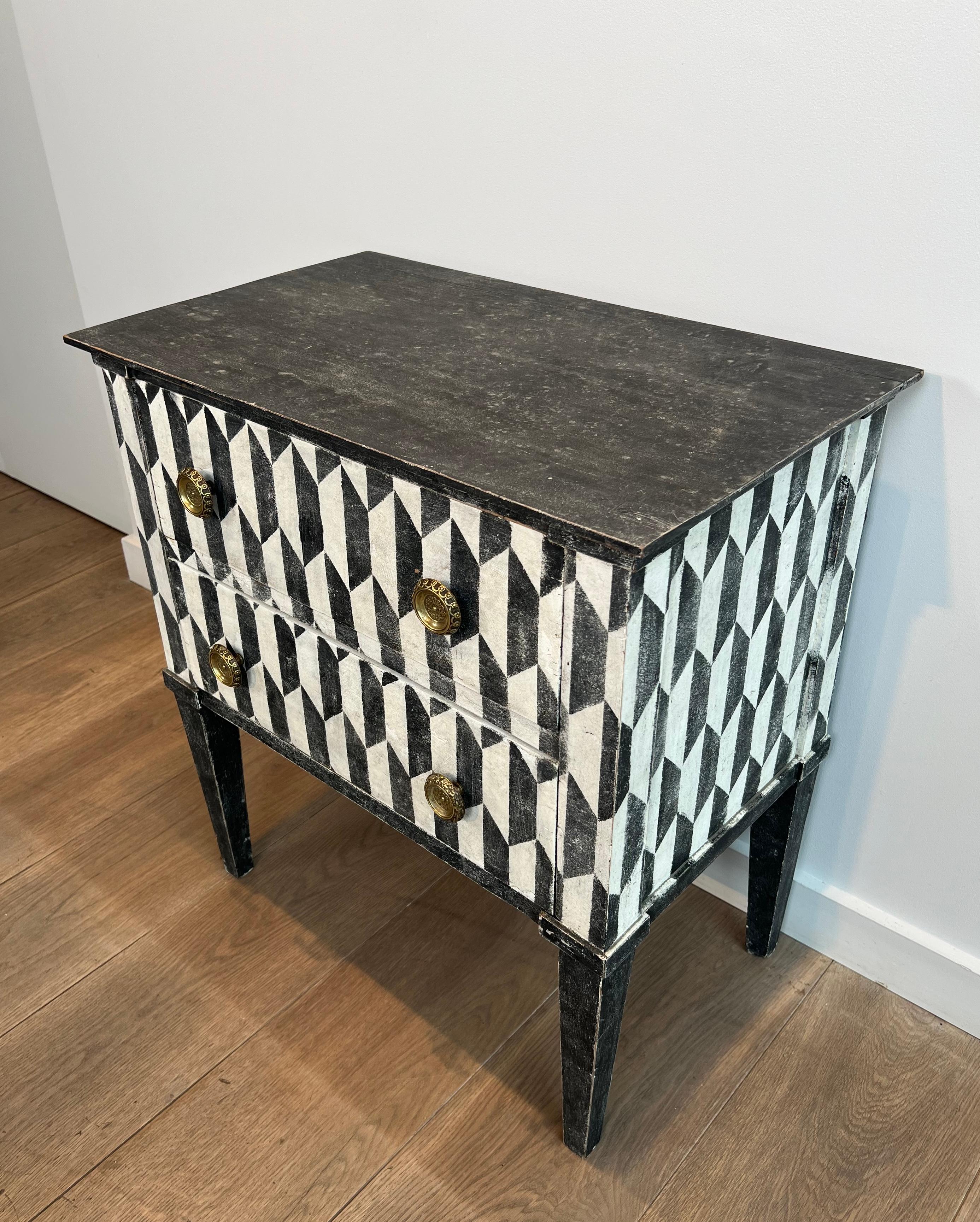 Milieu du XIXe siècle Petite commode italienne patinée avec une peinture en trompe-l'Oeil en vente