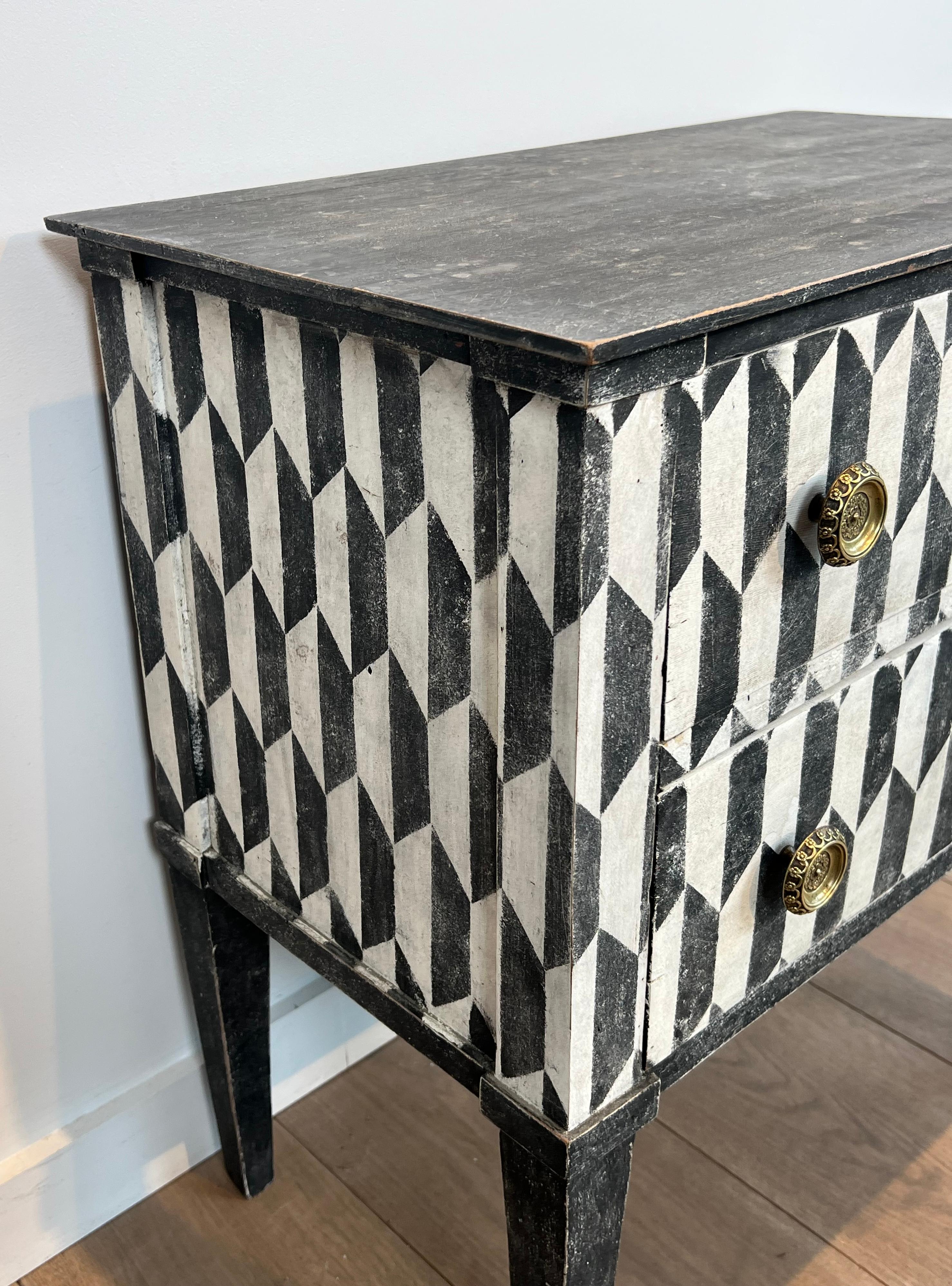 Bois Petite commode italienne patinée avec une peinture en trompe-l'Oeil en vente