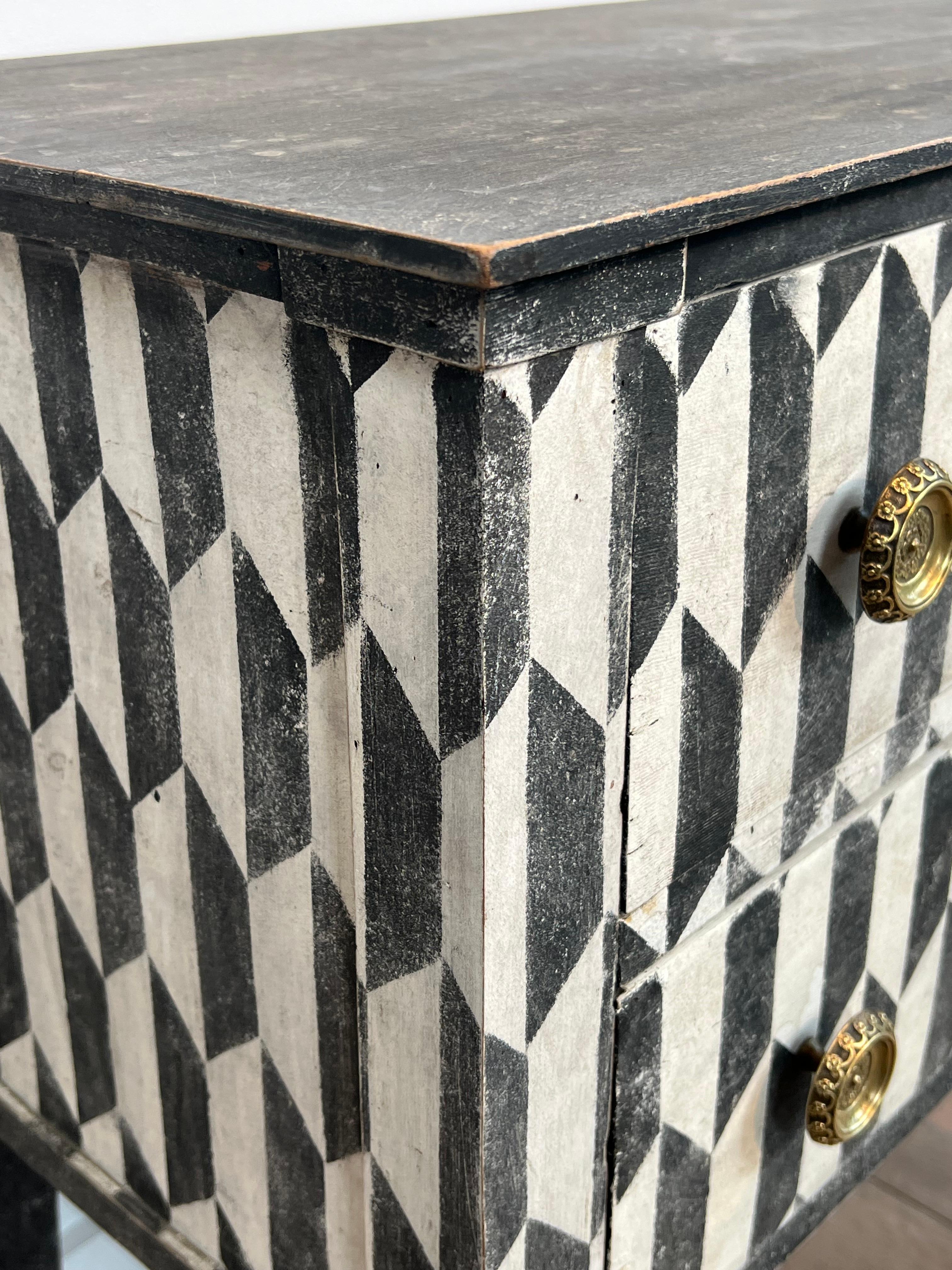 Petite commode italienne patinée avec une peinture en trompe-l'Oeil en vente 1