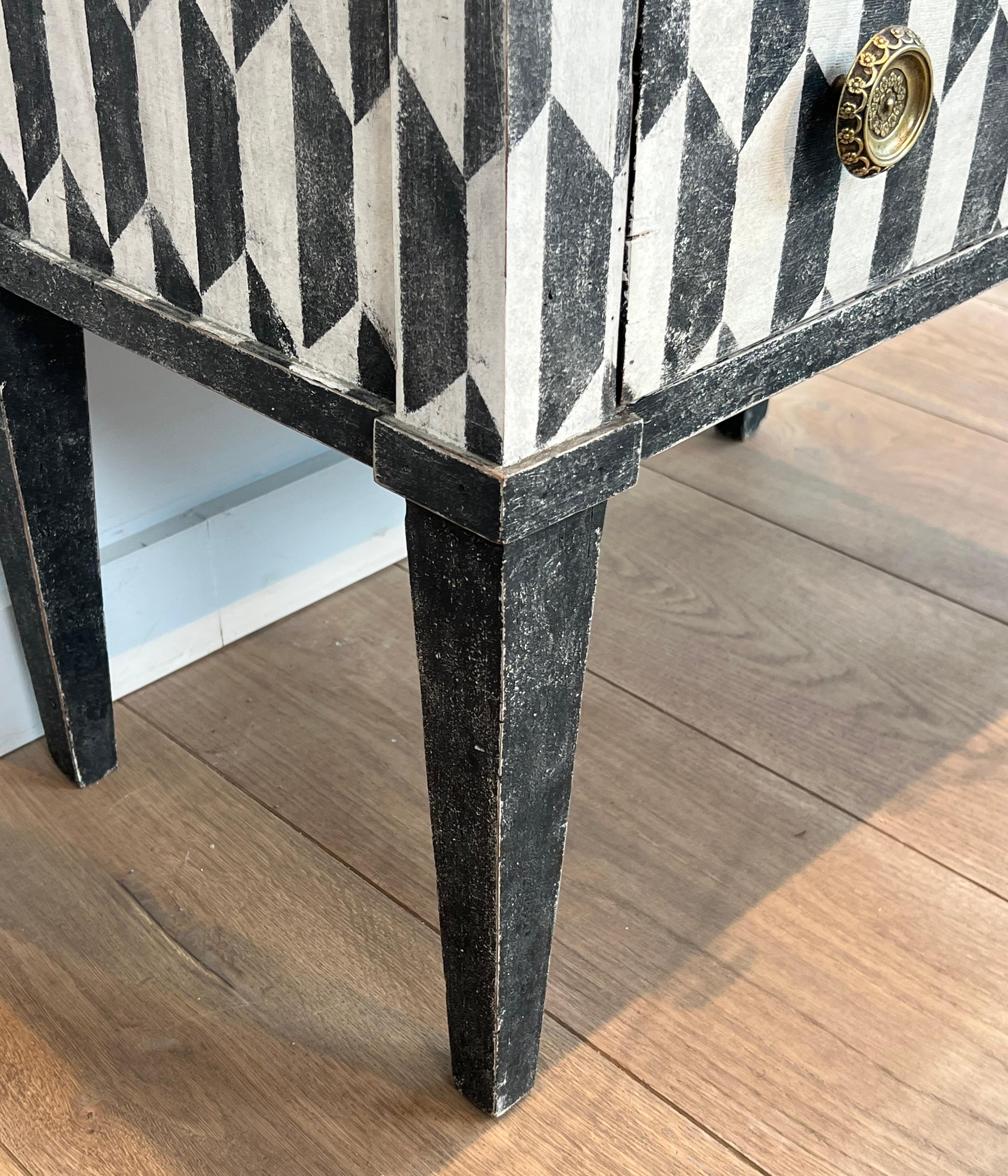 Petite commode italienne patinée avec une peinture en trompe-l'Oeil en vente 2