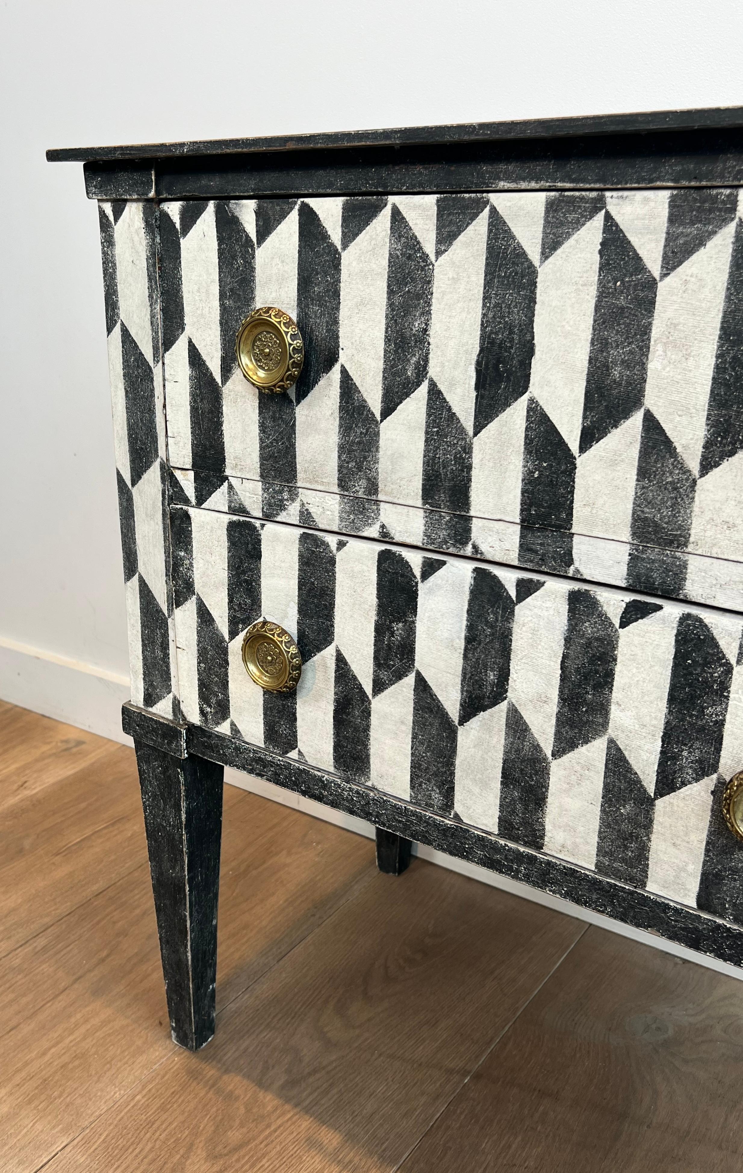 Petite commode italienne patinée avec une peinture en trompe-l'Oeil en vente 3