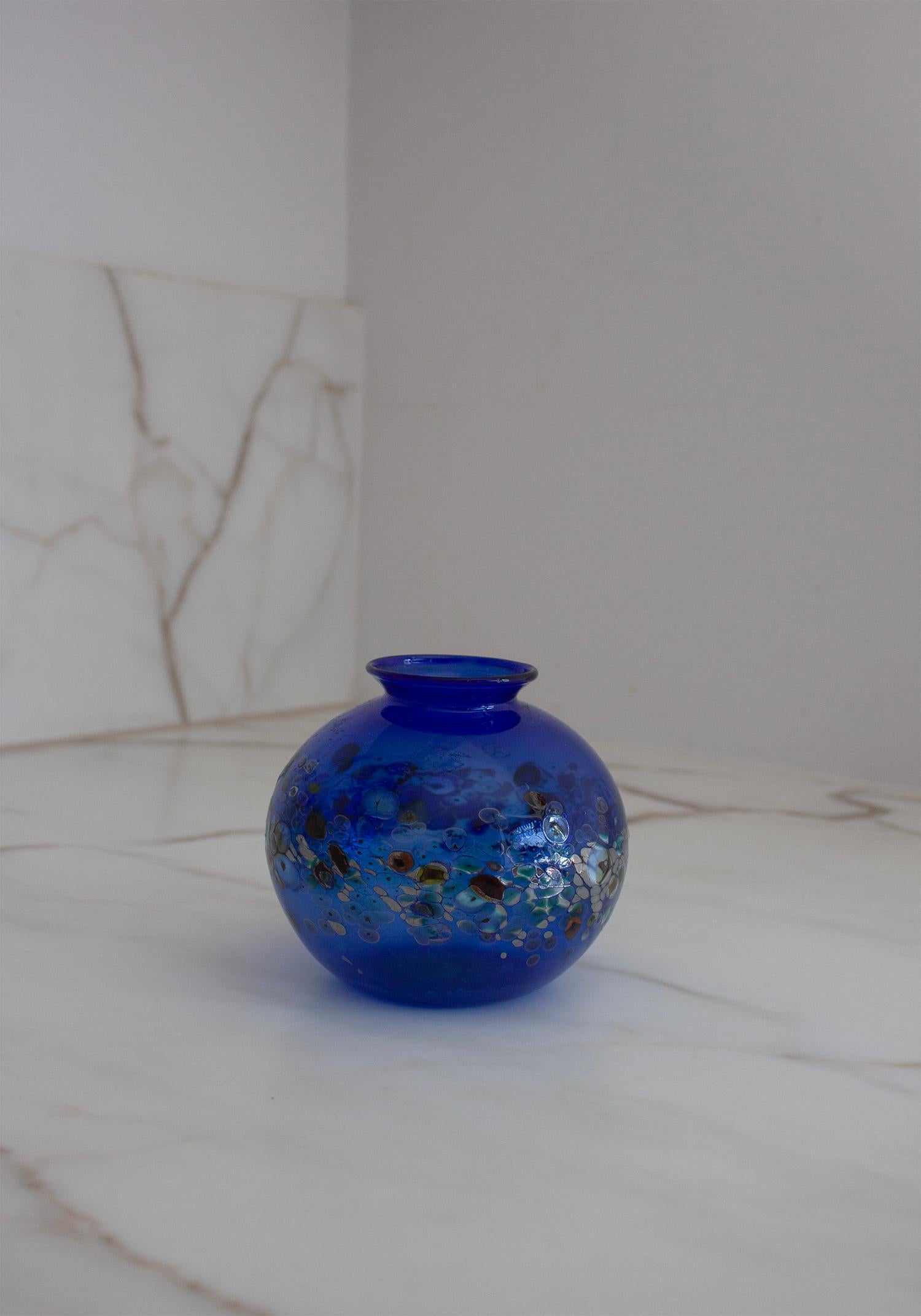 Diese ca. 10 x 10 cm große Vase aus Murano-Glas mit einer abgerundeten, vollflächigen Form wurde wahrscheinlich zwischen den 1960er und 1980er Jahren in Italien handgefertigt. Hergestellt nach traditioneller venezianischer Glasmacherkunst. Die Vase