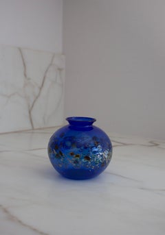 Petit vase italien arrondi bleu foncé avec motif millefiori coloré enveloppant