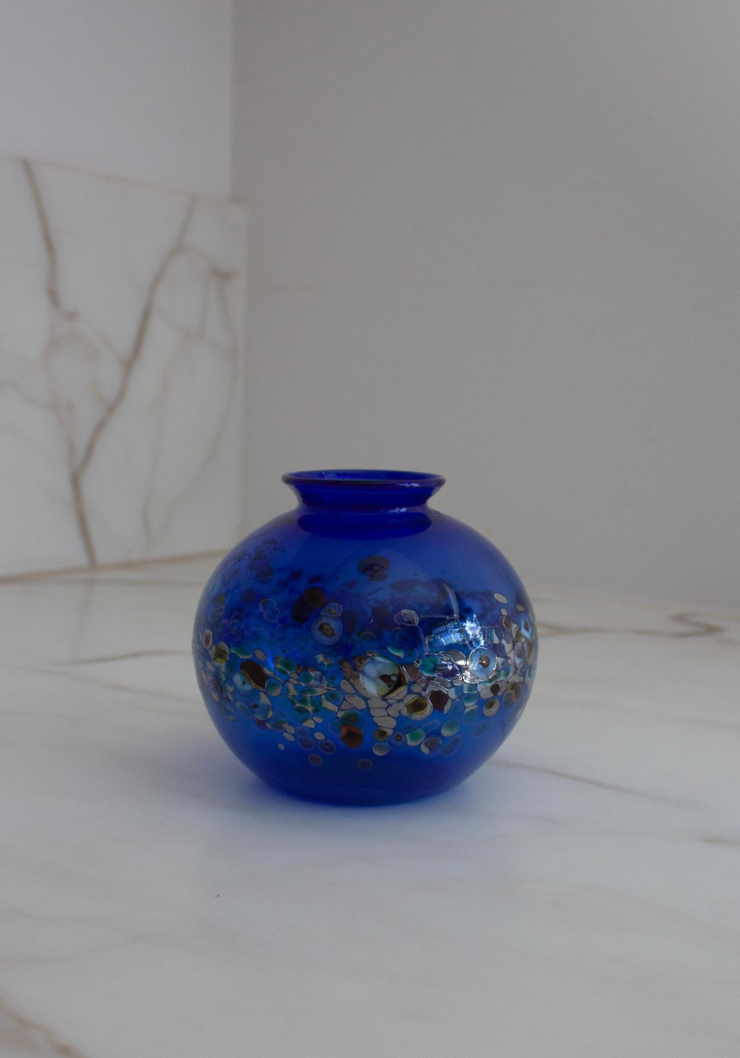 kleine italienische dunkelblaue runde Vase mit umlaufendem bunten Millefiori-Muster (Moderne) im Angebot
