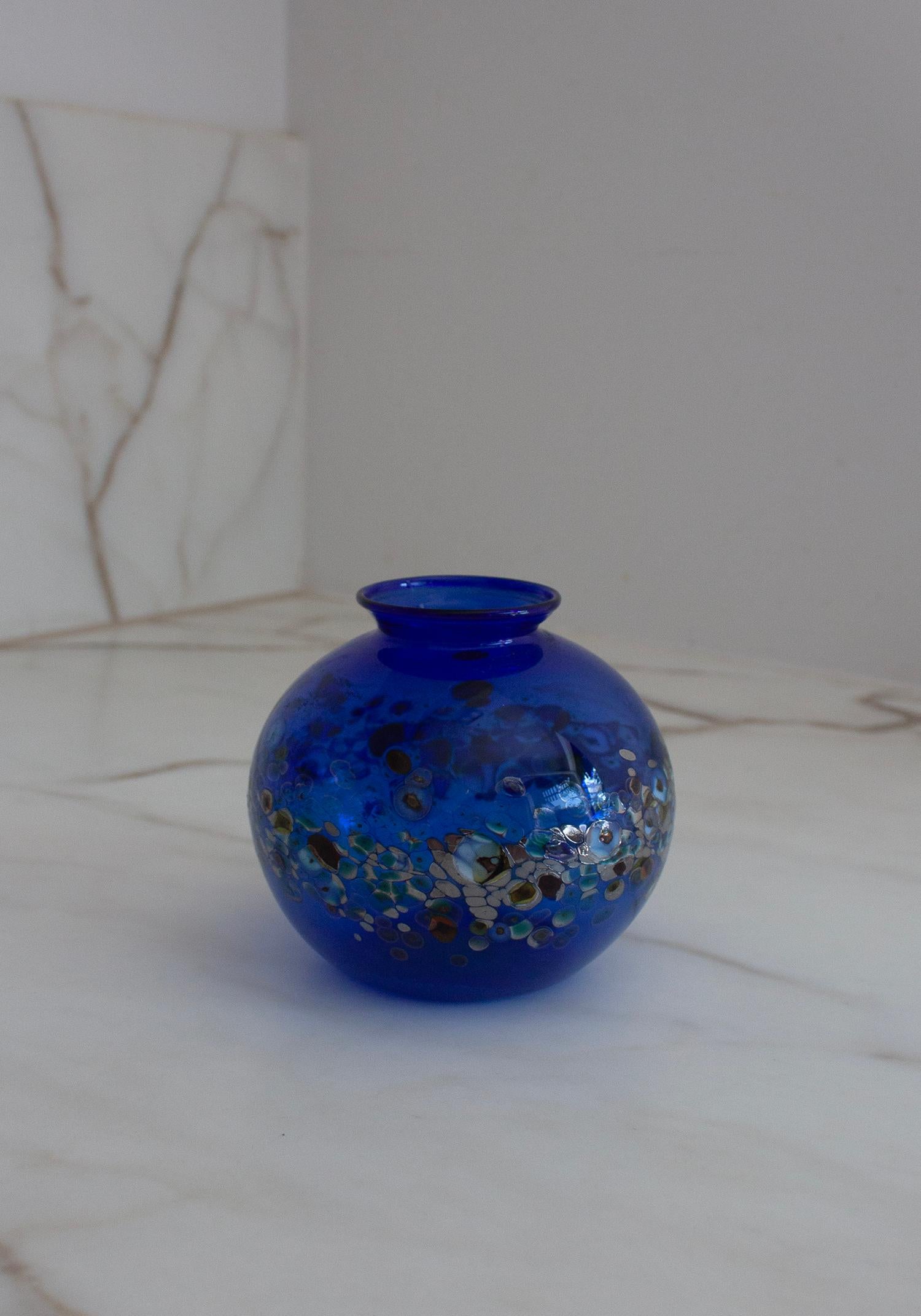 kleine italienische dunkelblaue runde Vase mit umlaufendem bunten Millefiori-Muster (Italienisch) im Angebot