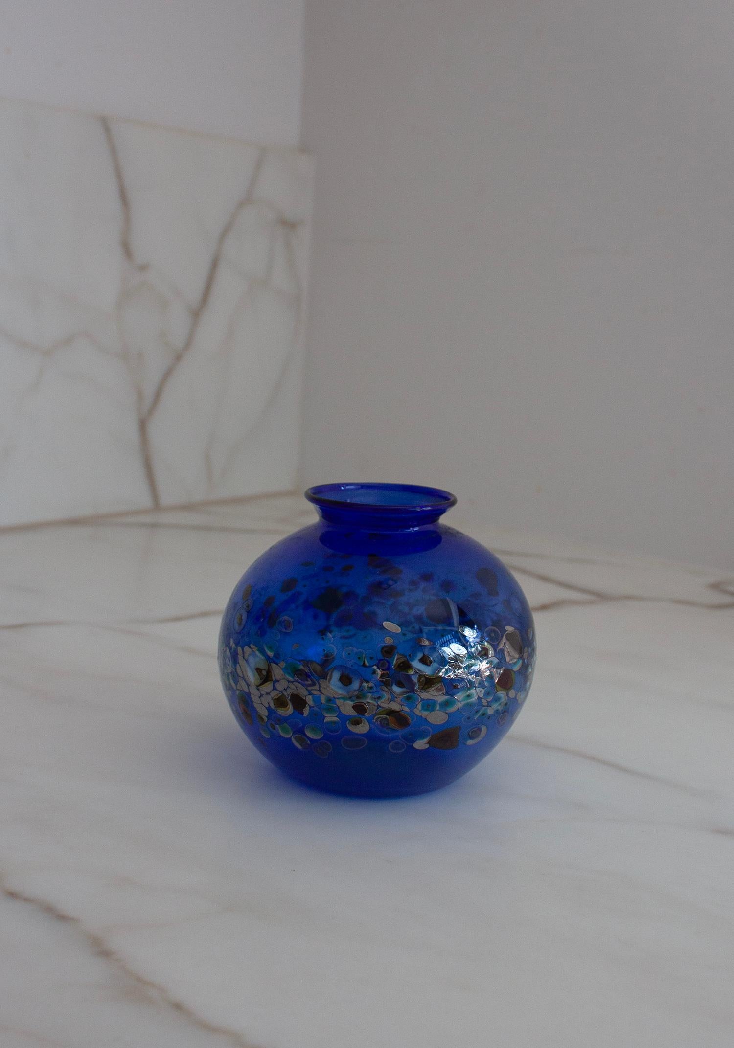 kleine italienische dunkelblaue runde Vase mit umlaufendem bunten Millefiori-Muster (Handgefertigt) im Angebot