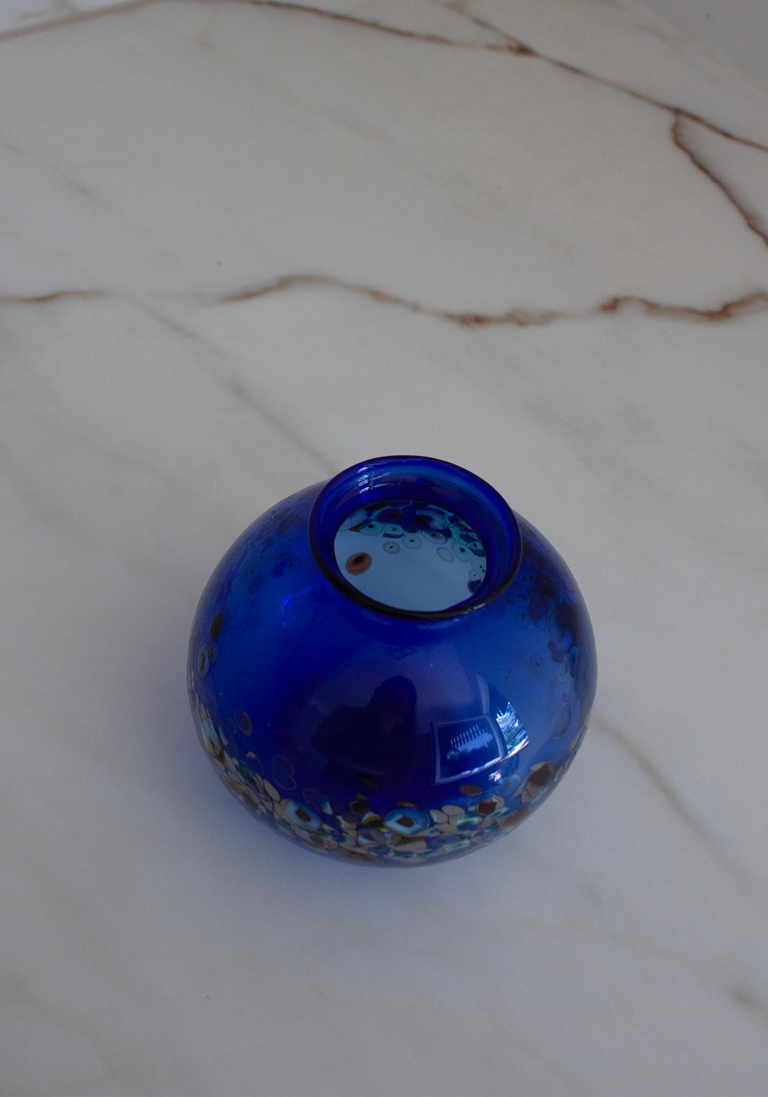 kleine italienische dunkelblaue runde Vase mit umlaufendem bunten Millefiori-Muster im Zustand „Gut“ im Angebot in Rümmingen, BW