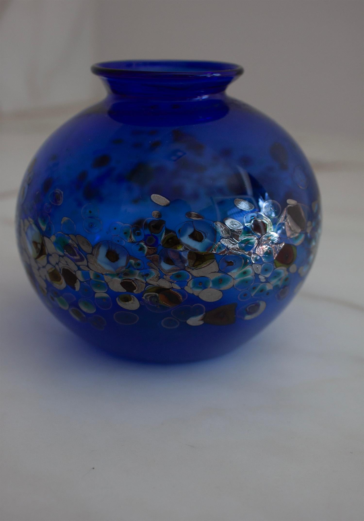 kleine italienische dunkelblaue runde Vase mit umlaufendem bunten Millefiori-Muster (20. Jahrhundert) im Angebot