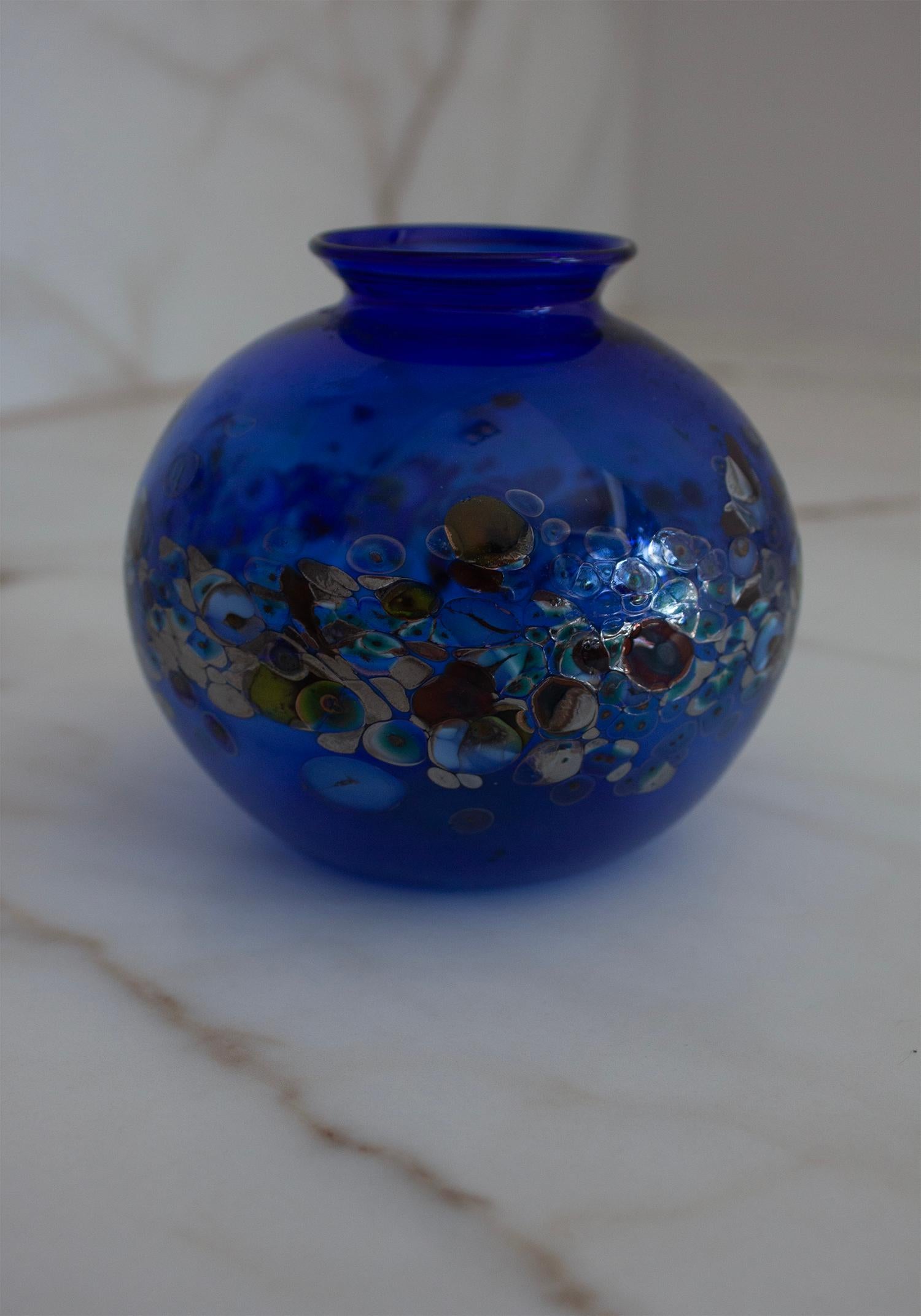 kleine italienische dunkelblaue runde Vase mit umlaufendem bunten Millefiori-Muster (Glaskunst) im Angebot