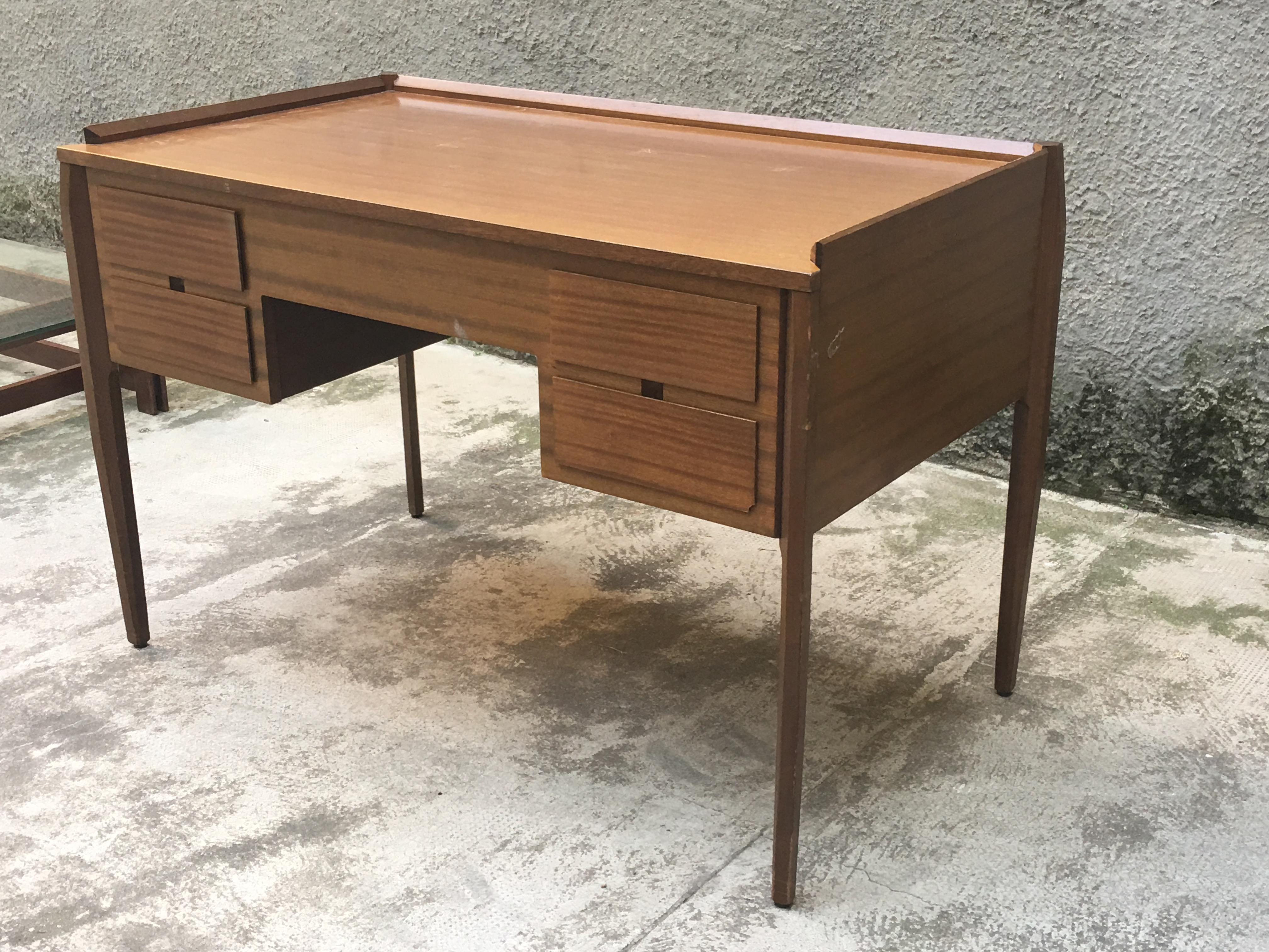 The mid-century Italian desk designed by Vittorio Dassi in the 1960s is an extraordinary example of functional elegance to the point that it is very often attributed to the work of Gio Ponti. This desk features a mix of elegant lines and fine