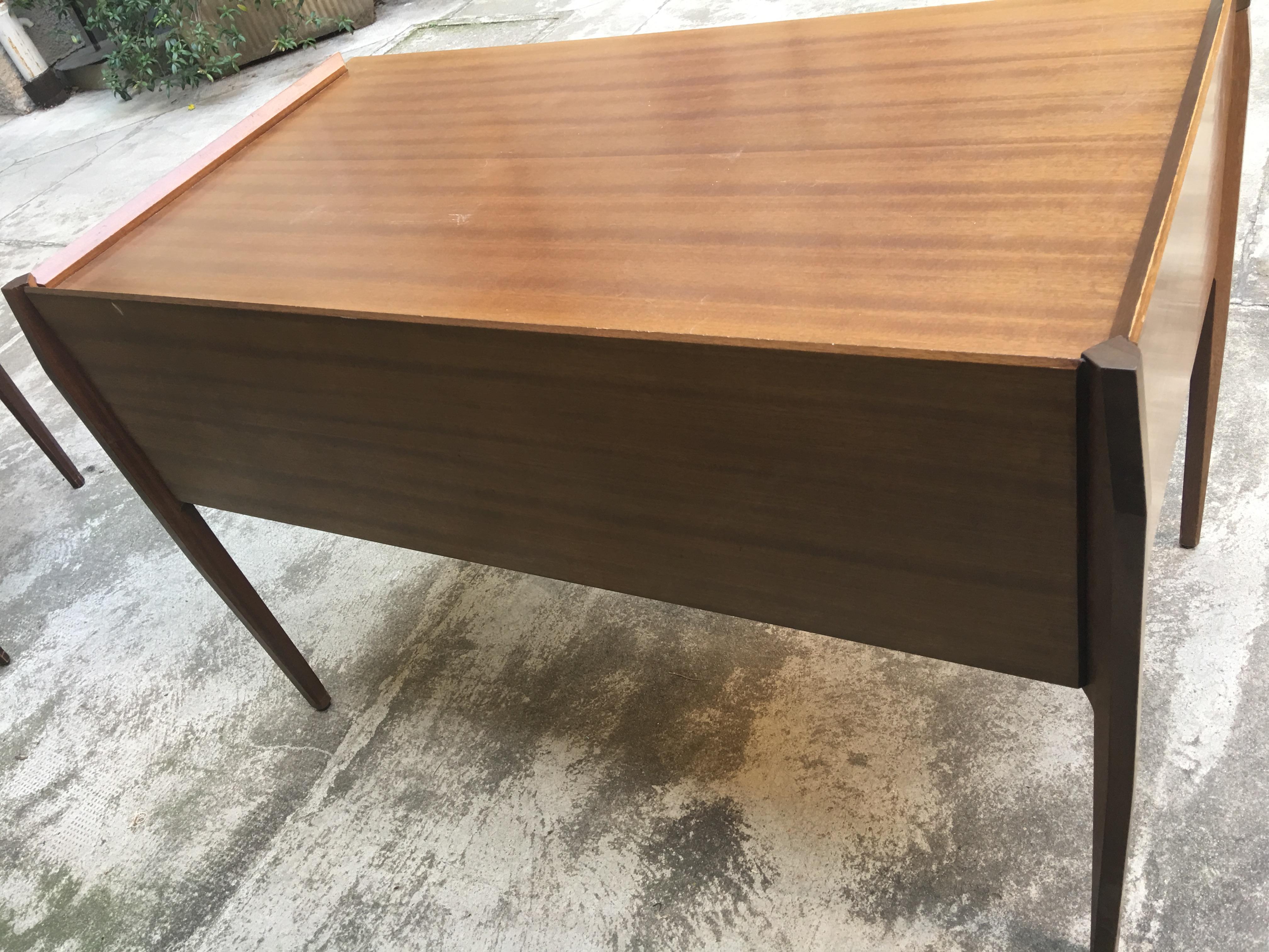Small Italian Desk with Matching Chair - 60's - Vittorio Dassi -  Set of 2 In Good Condition For Sale In Milano, IT