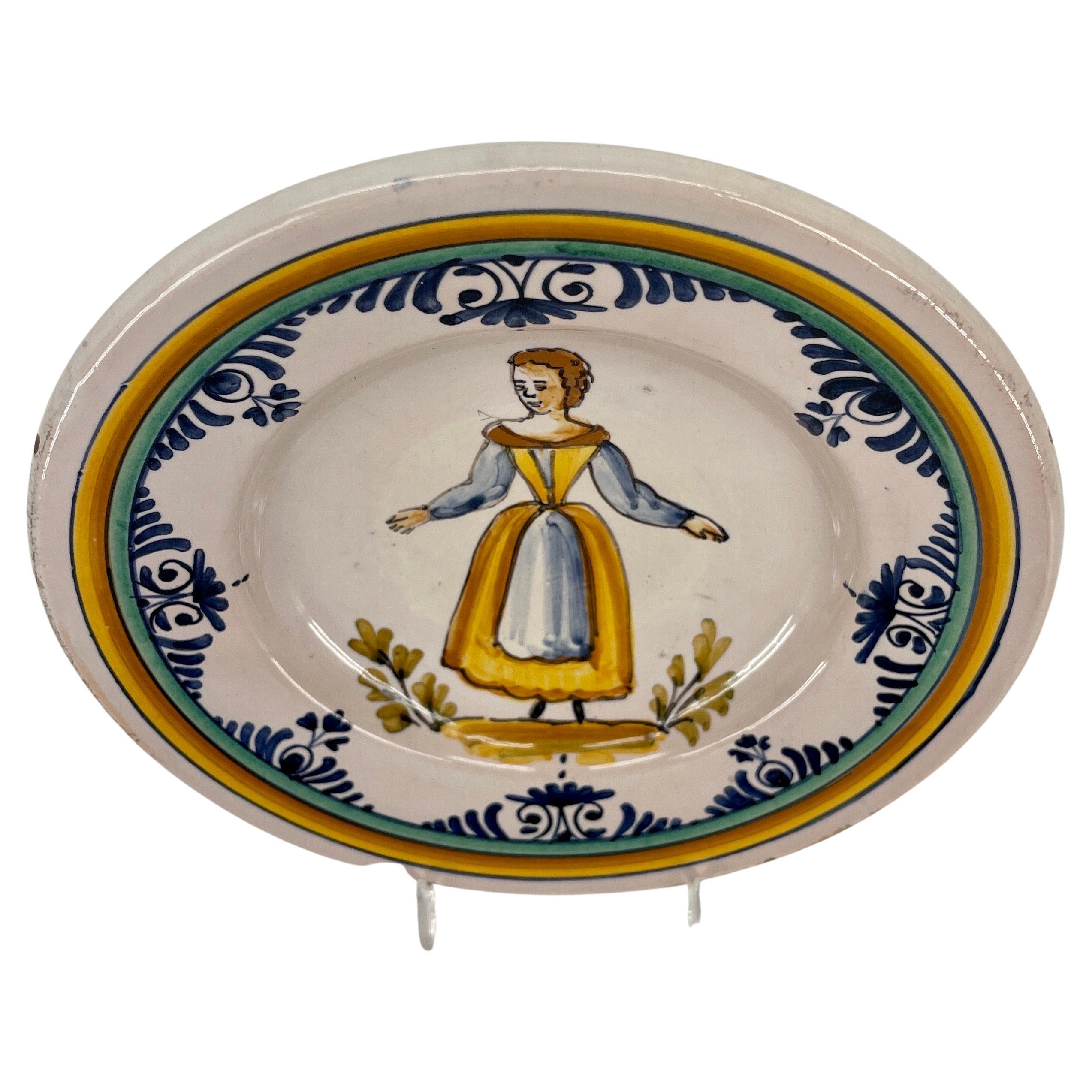 Small Italian Faience Dish Of a Lady, Circa 1920's In Good Condition For Sale In Haddonfield, NJ