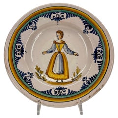 Petit plat en faïence italienne représentant une dame, vers 1920