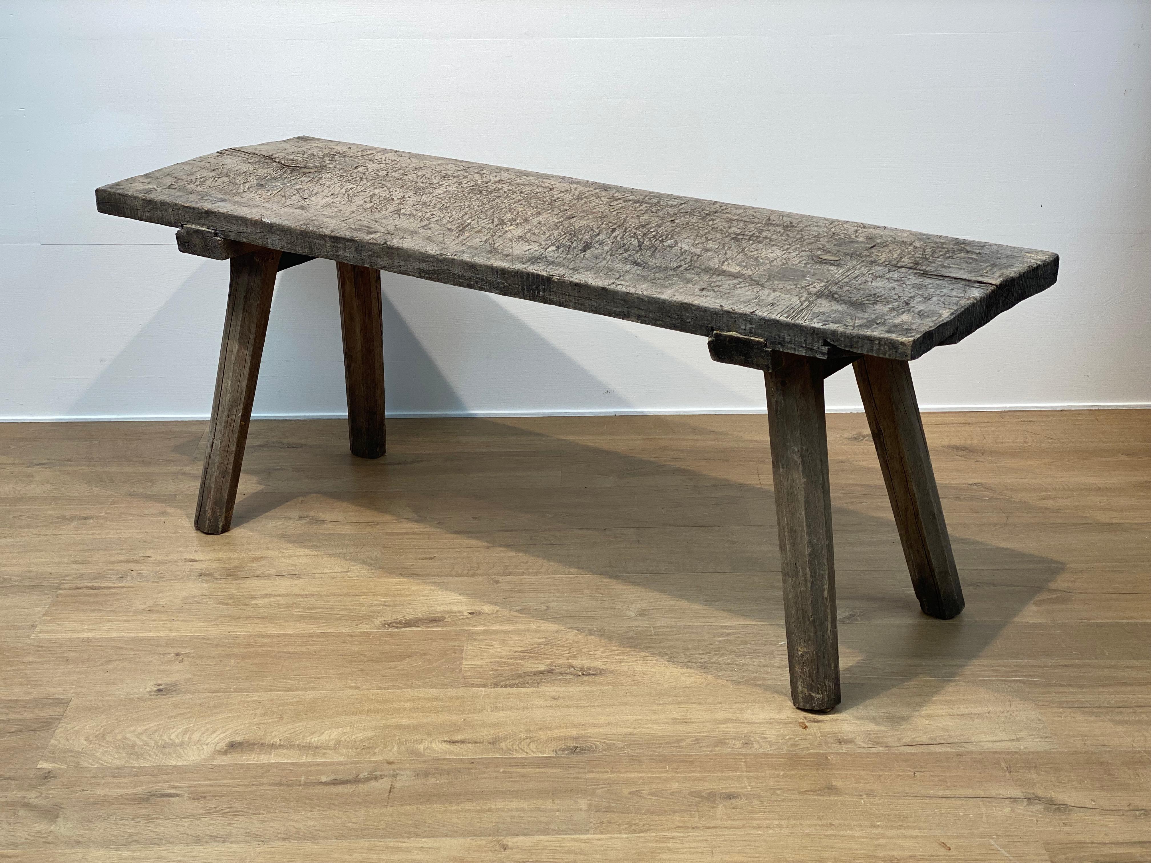 Une table de paysan brutaliste Wabi Sabi du nord de l'Italie,
utilisé par Farmers et Sheppard à diverses fins, également utilisé pour la coupe 
Meta et des légumes, c'est pourquoi le dessus est plein de rayures,
belle couleur et patine du bois gris