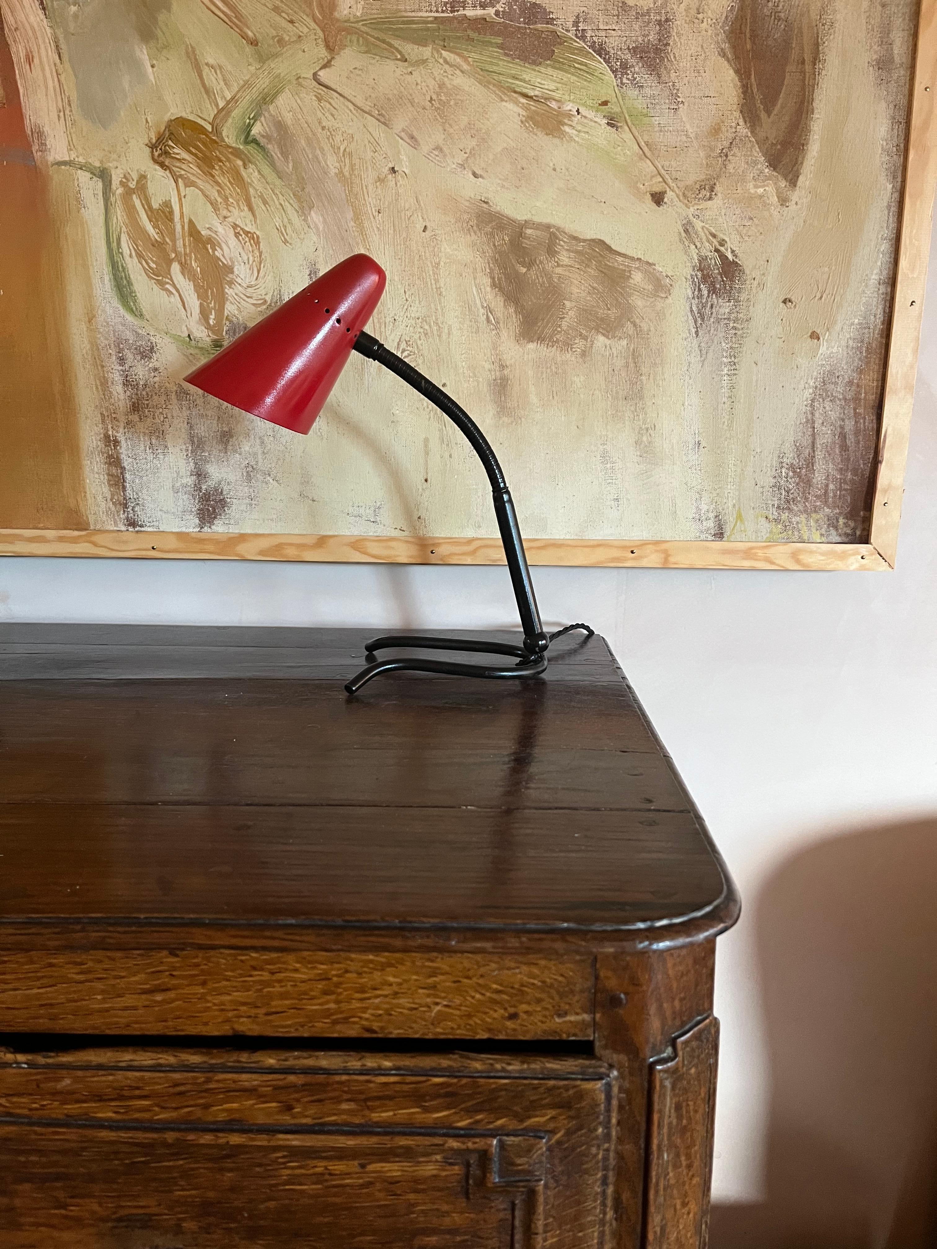 Petite lampe de bureau flexible italienne. Abat-jour repeint. Lampe de bureau ou de table design et élégante.