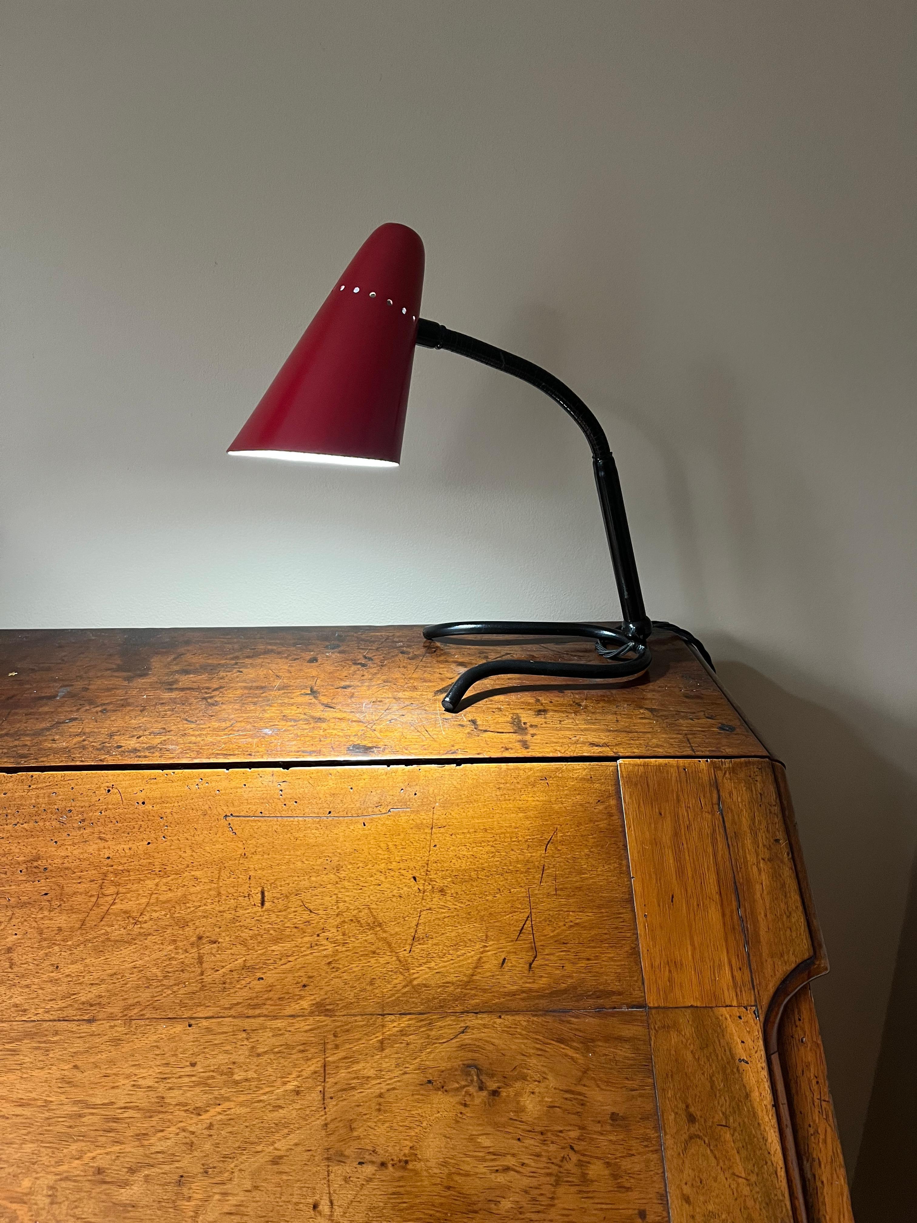 Small Italian flexible desk lamp  In Good Condition For Sale In London, GB