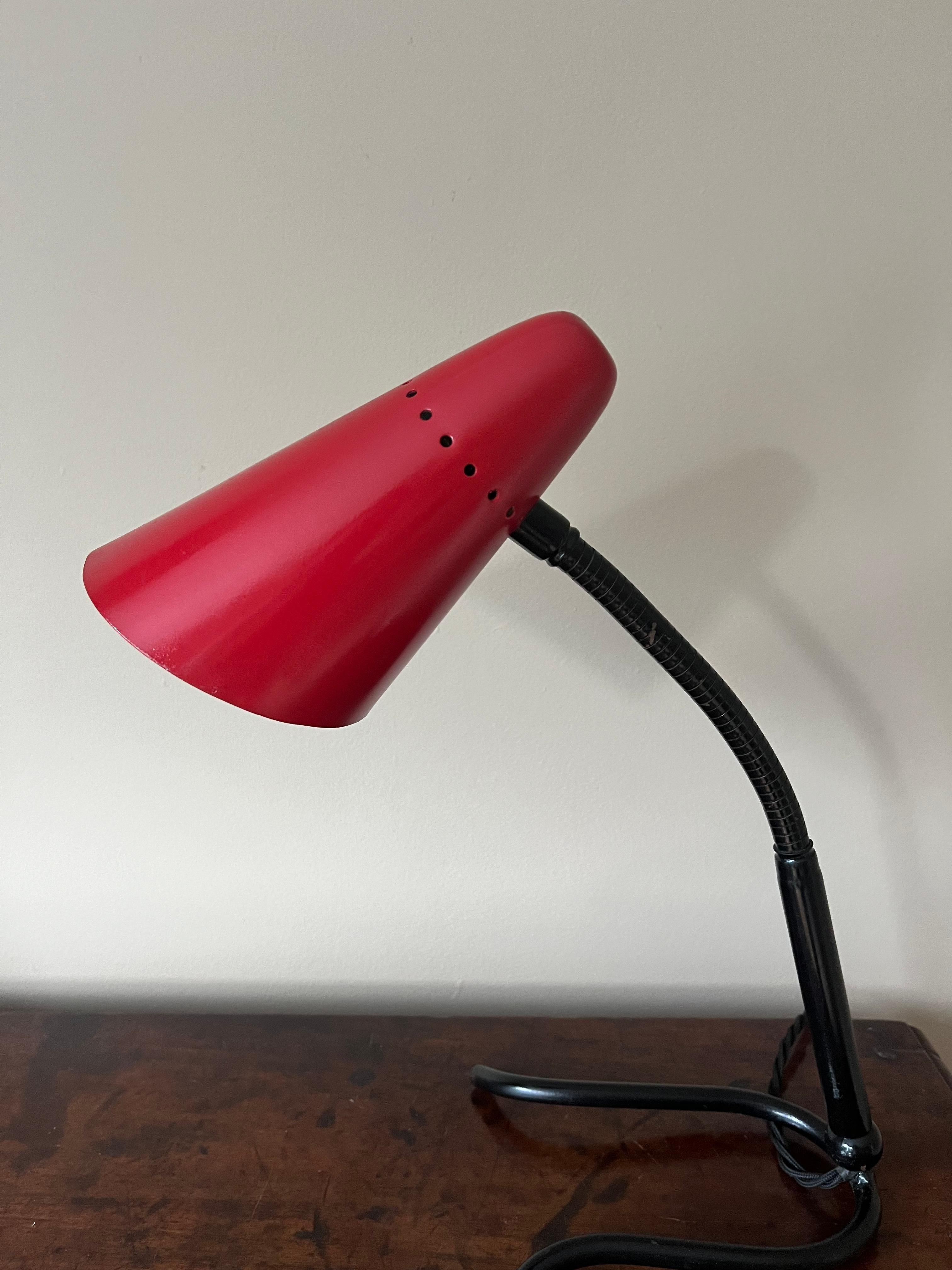 20ième siècle Petite lampe de bureau italienne flexible  en vente