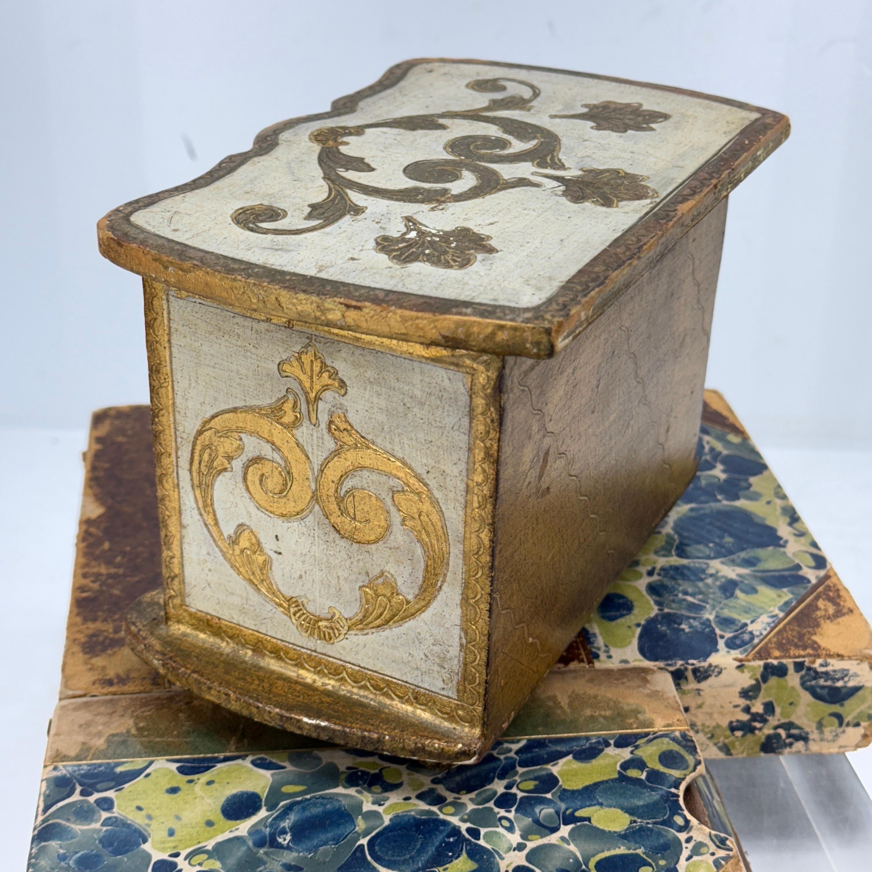 Pequeña cajonera italiana florentina para joyas en miniatura en venta 6