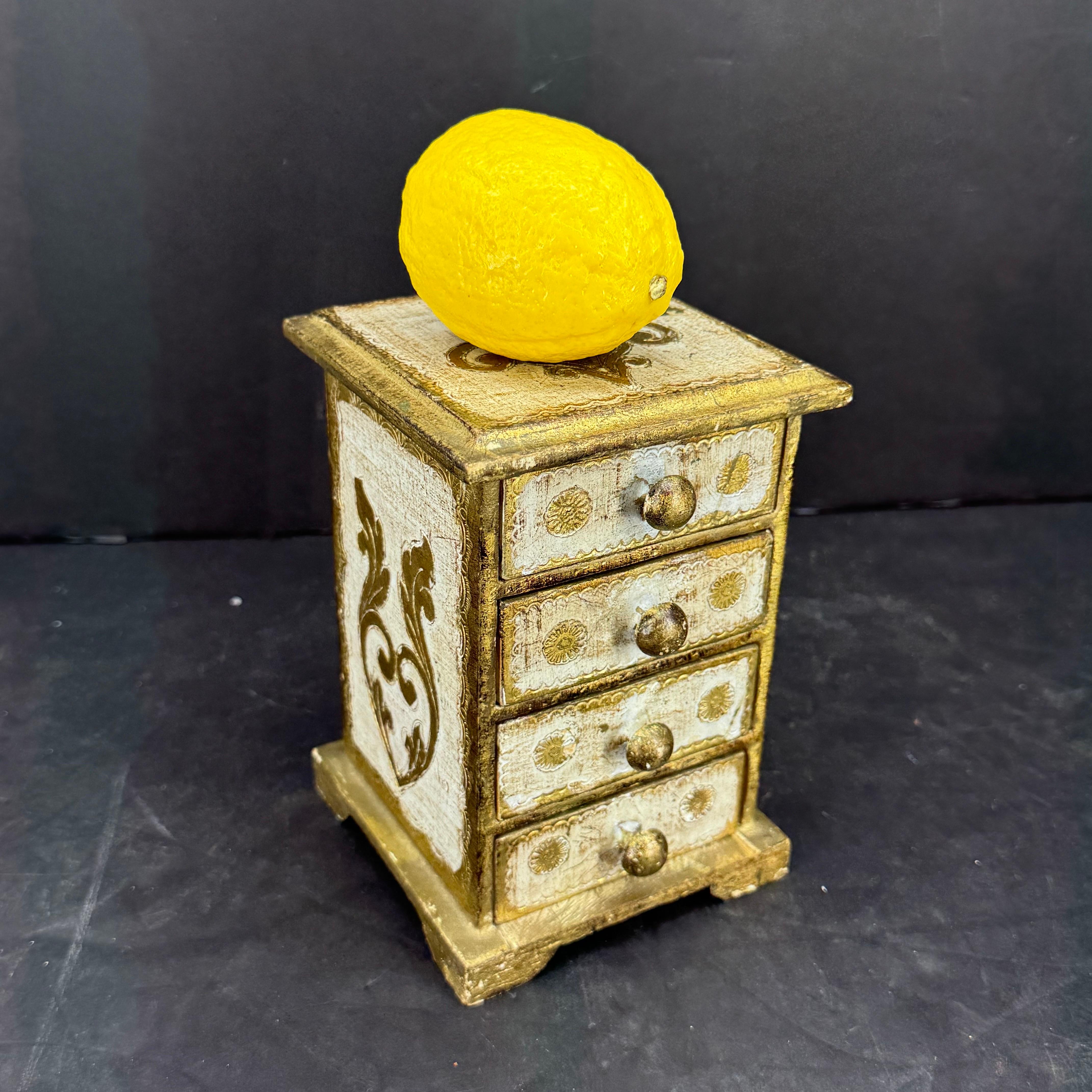 Dieses Stück aus vergoldetem Holz mit vier Schubladen hat viel Charakter, Charme und Patina. Ein wunderbares Stück, um eine Sammlung zu ergänzen oder eine neue Sammlung zu beginnen.
