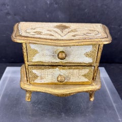 Kleine italienische Florentine Schmuck Miniature Kommode von Schubladen