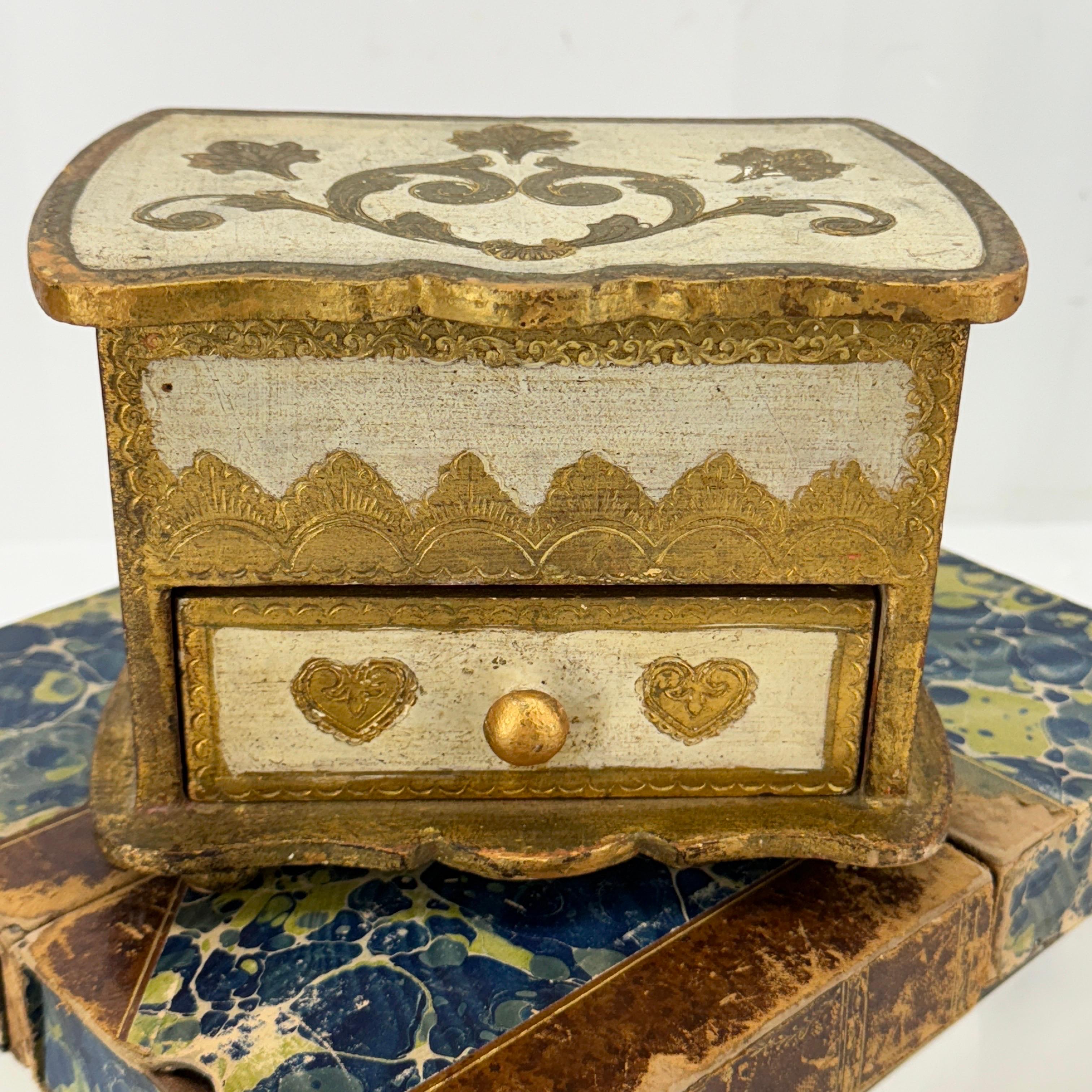 Pequeña cajonera italiana florentina para joyas en miniatura Hecho a mano en venta