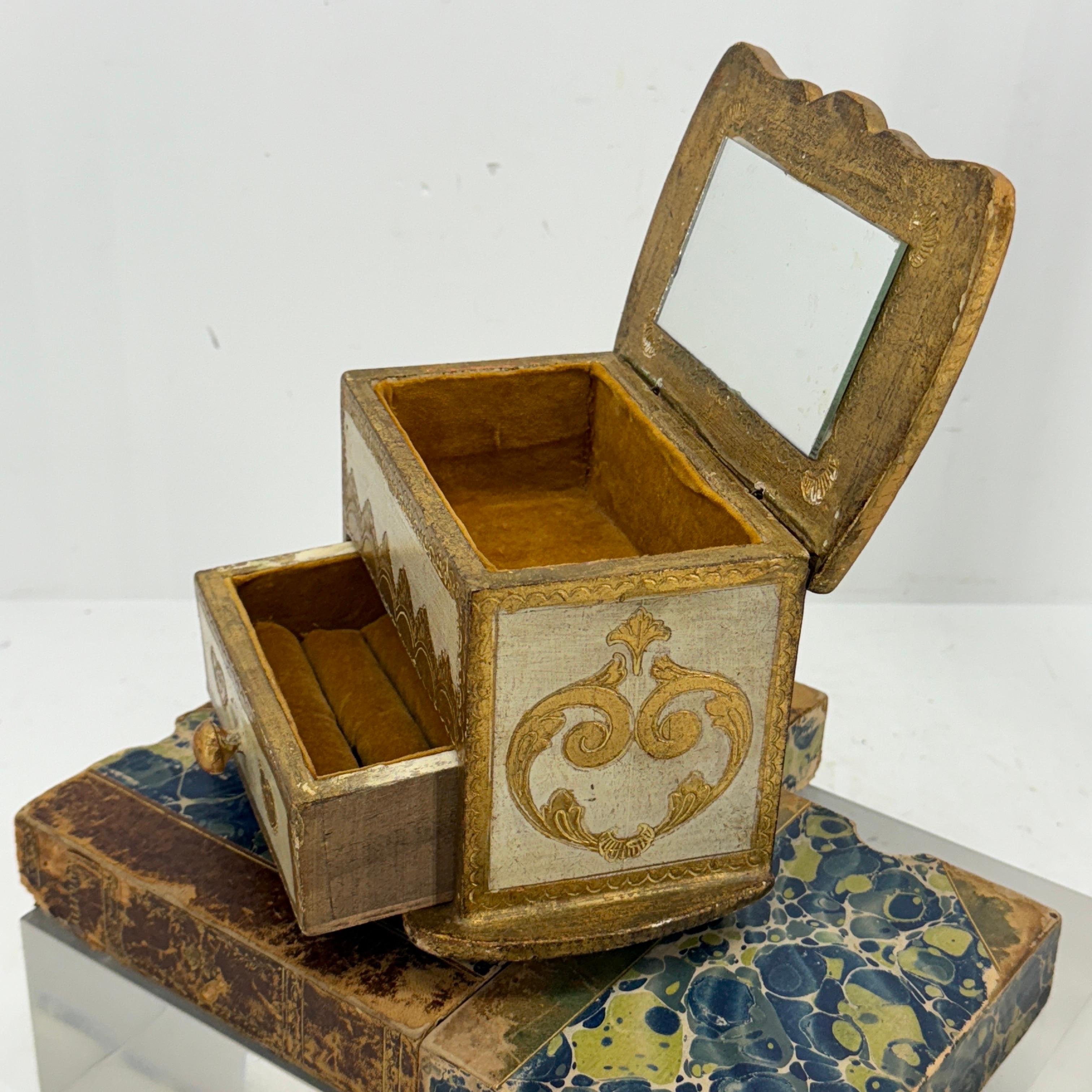 Pequeña cajonera italiana florentina para joyas en miniatura en Bueno estado para la venta en Haddonfield, NJ