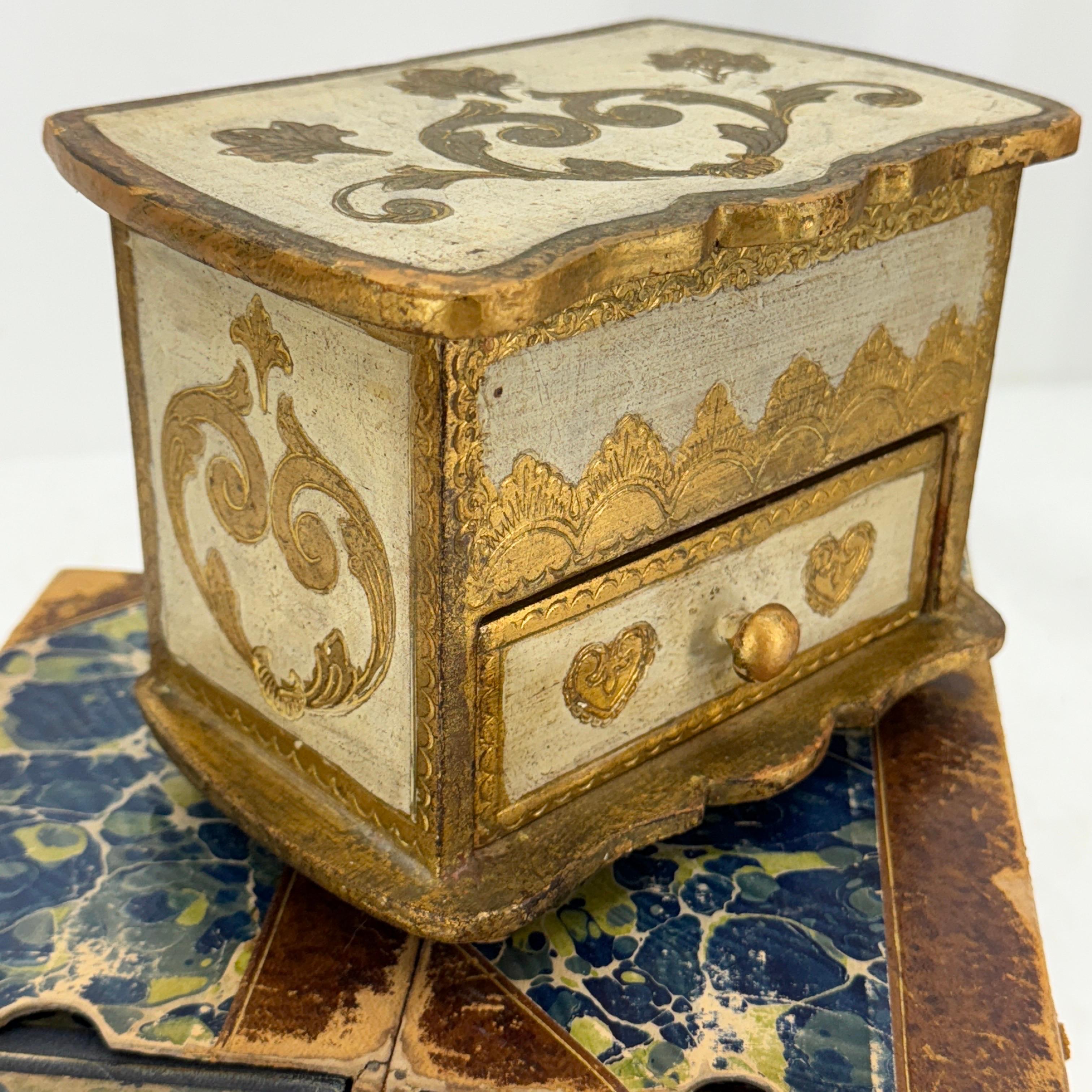Pequeña cajonera italiana florentina para joyas en miniatura siglo XX en venta