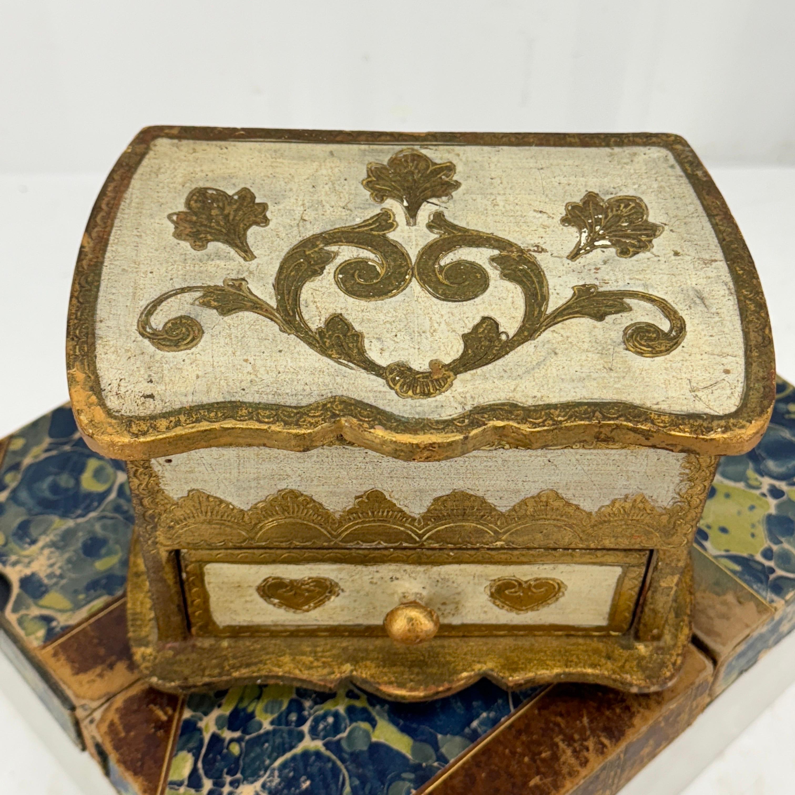 Pequeña cajonera italiana florentina para joyas en miniatura Madera dorada en venta