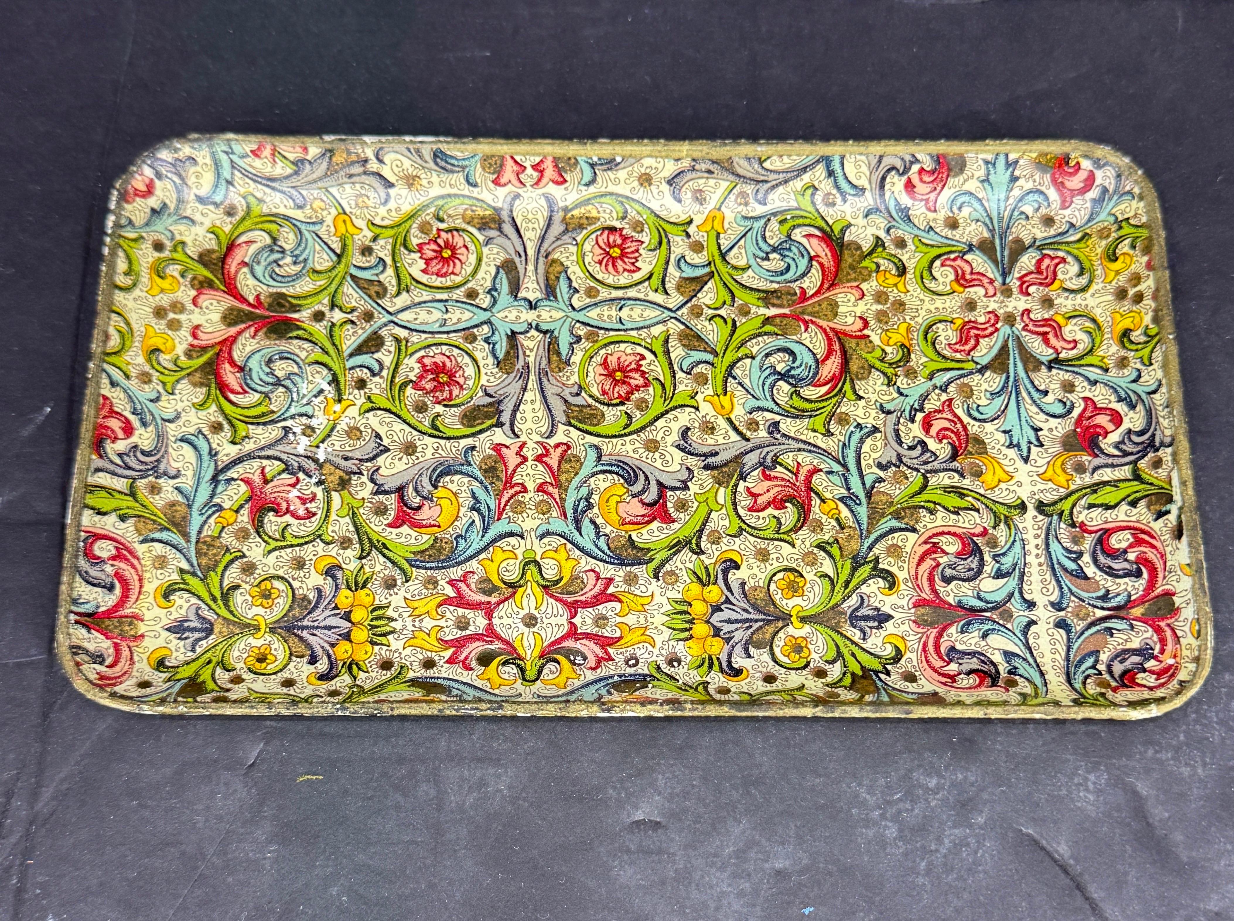 Incantevole vassoio di cartapesta Florentine degli anni '60. Questi pezzi altamente collezionabili sono al tempo stesso forma e funzione. Sono bellissimi sia da soli che in gruppo su un tavolino da caffè. Funzionalmente possono essere utilizzati su
