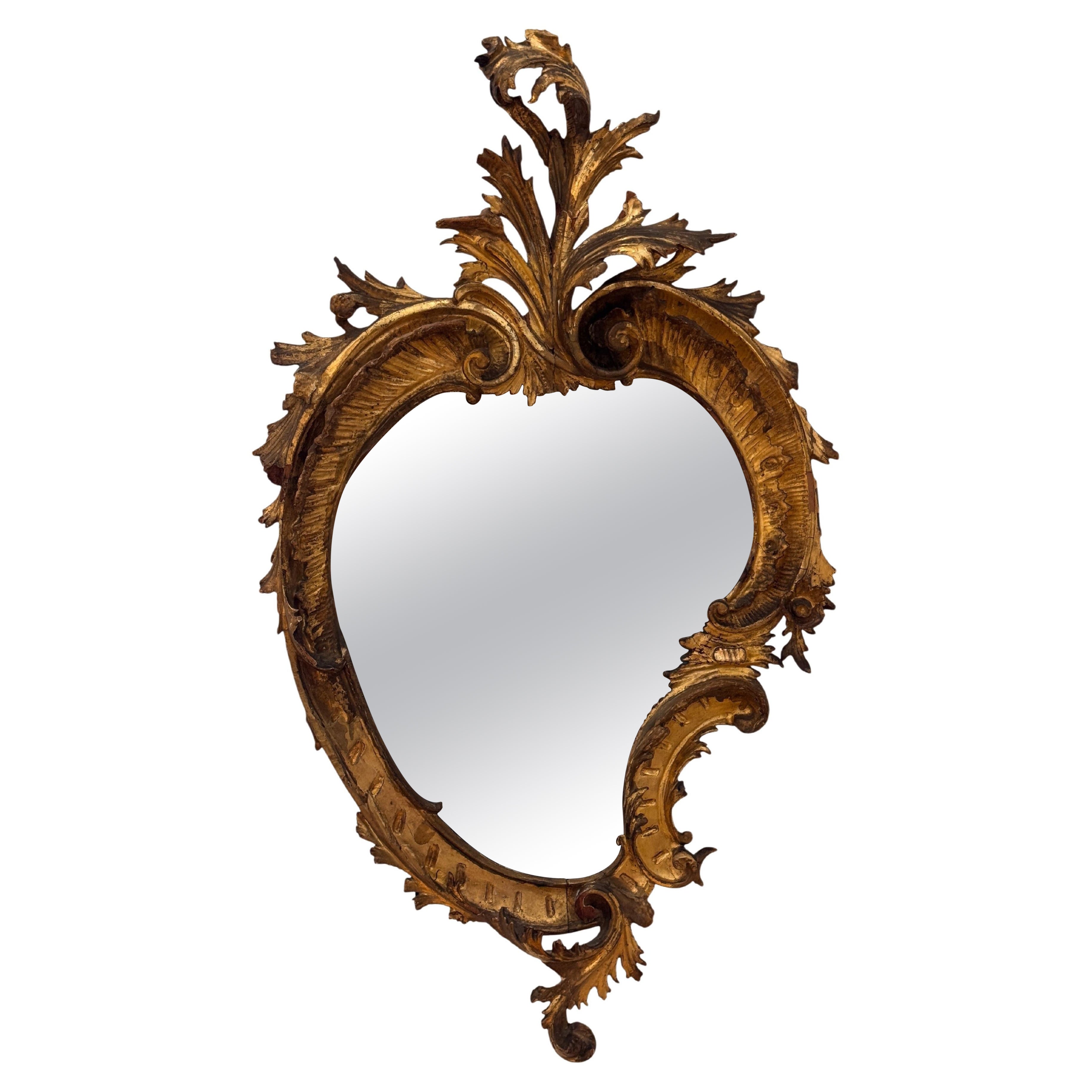 Petit miroir italien en bois doré en vente