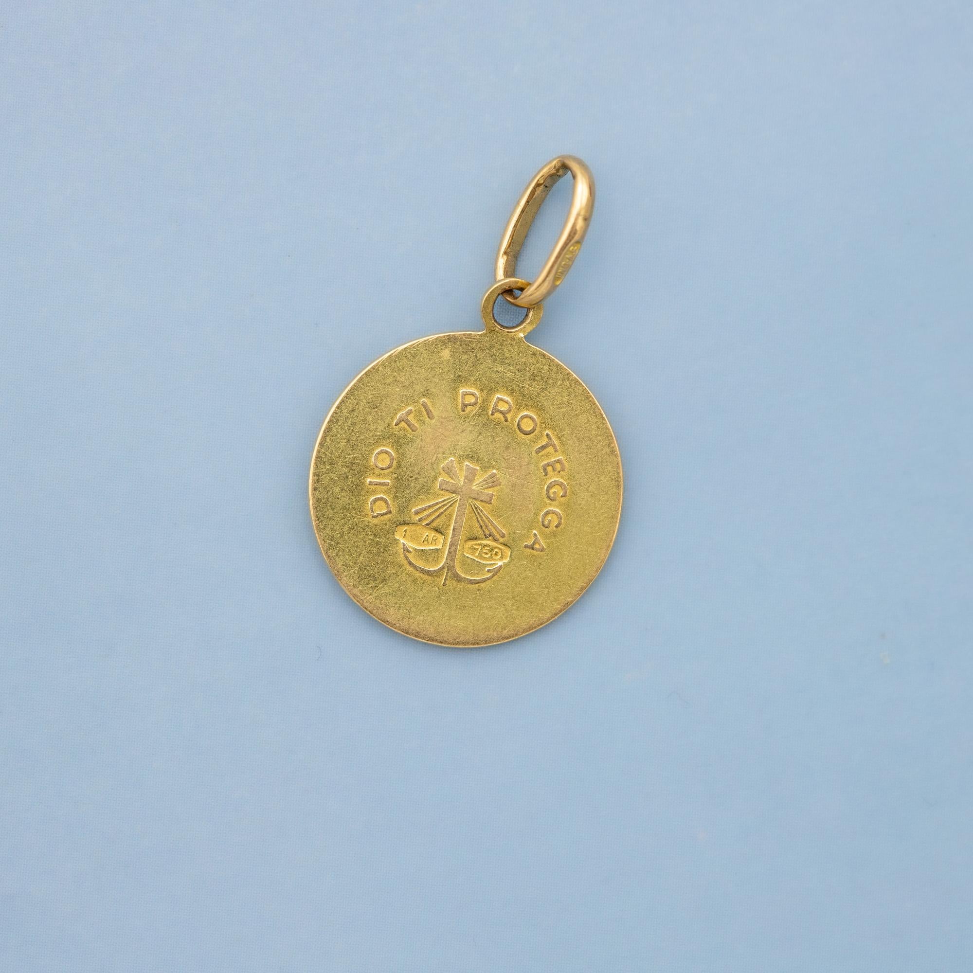 small Italian Jesus medal pendant - 18 Karat solid yellow gold Christmas charm In Good Condition In Antwerp, BE