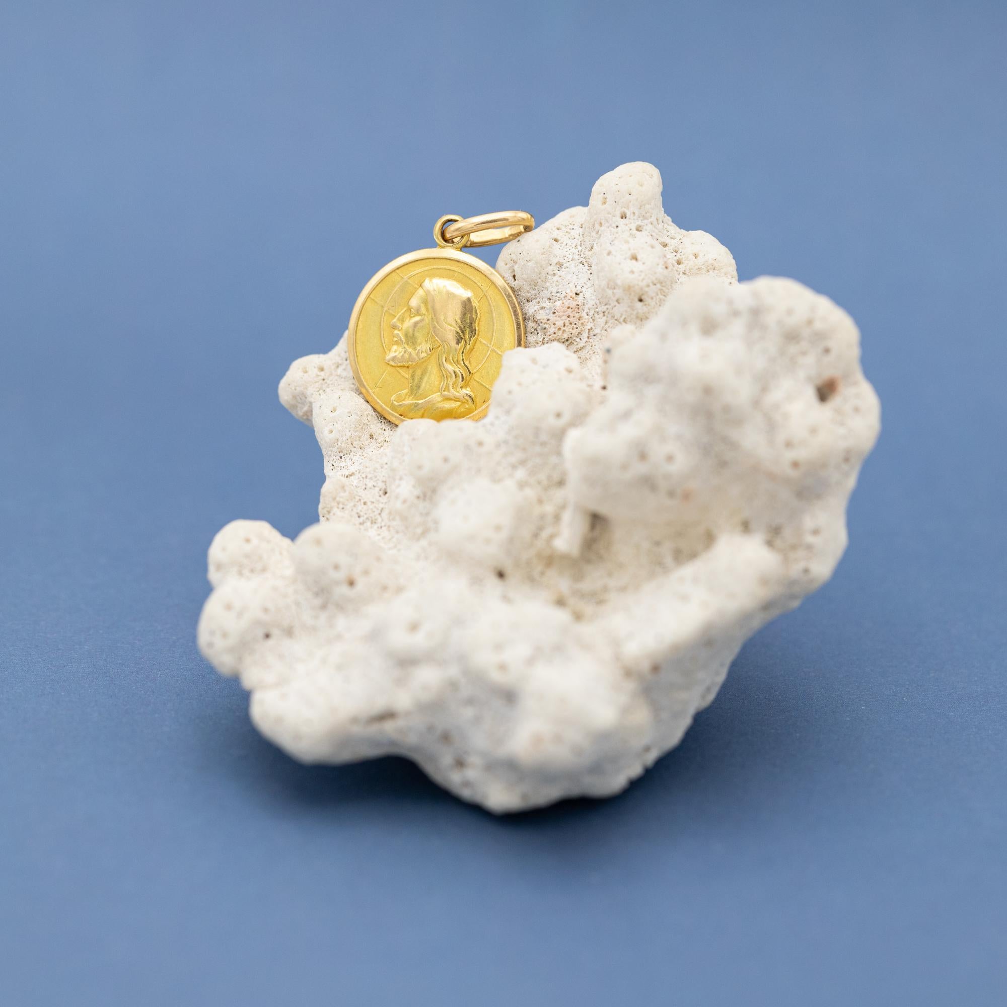 small Italian Jesus medal pendant - 18 Karat solid yellow gold Christmas charm 3