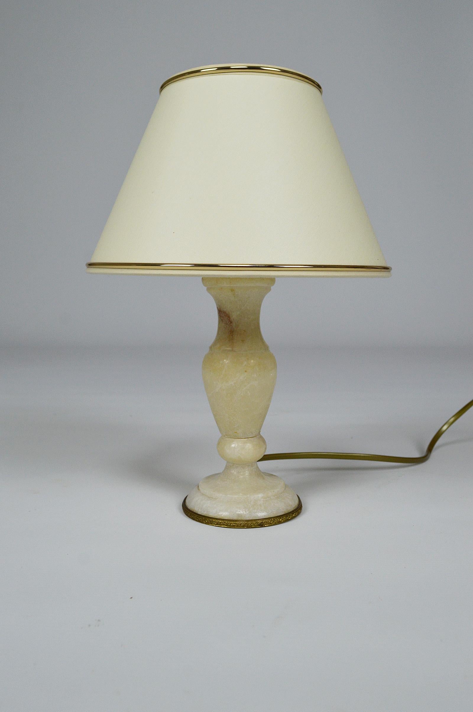 Small desk/bedside lamp in white/beige marble with chiseled bronze edge.
Cream and gold lampshade.

Neoclassical style, Italy, circa 1920.

In very good condition, electricity redone, new lampshade.

Dimensions:
Height 30 cm
Diameter 23 cm