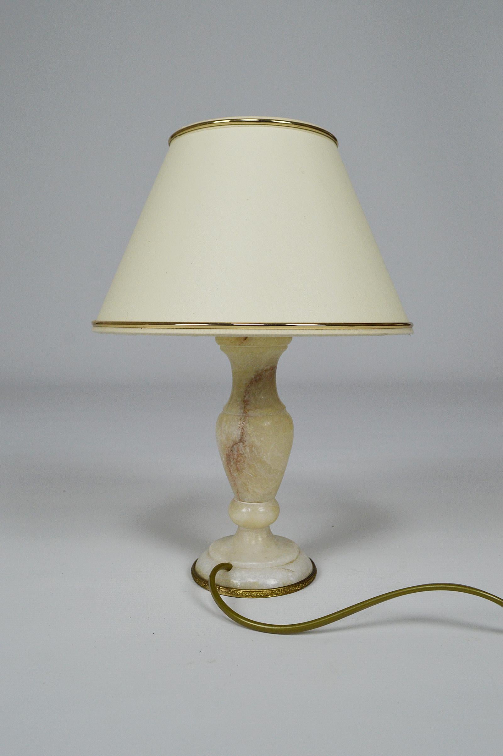 Small Italian Lamp in White Marble, circa 1920 In Good Condition For Sale In VÉZELAY, FR