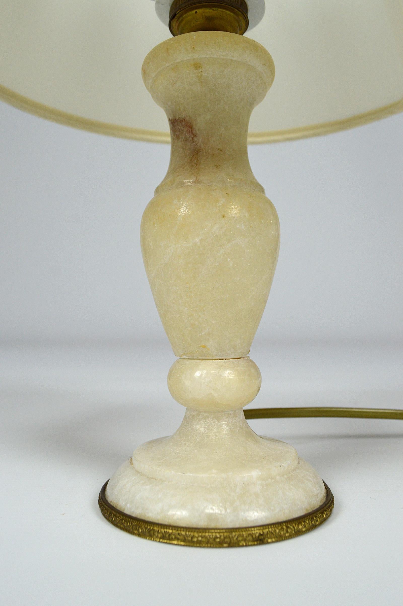 Kleine italienische Lampe aus weißem Marmor, um 1920 (Frühes 20. Jahrhundert) im Angebot