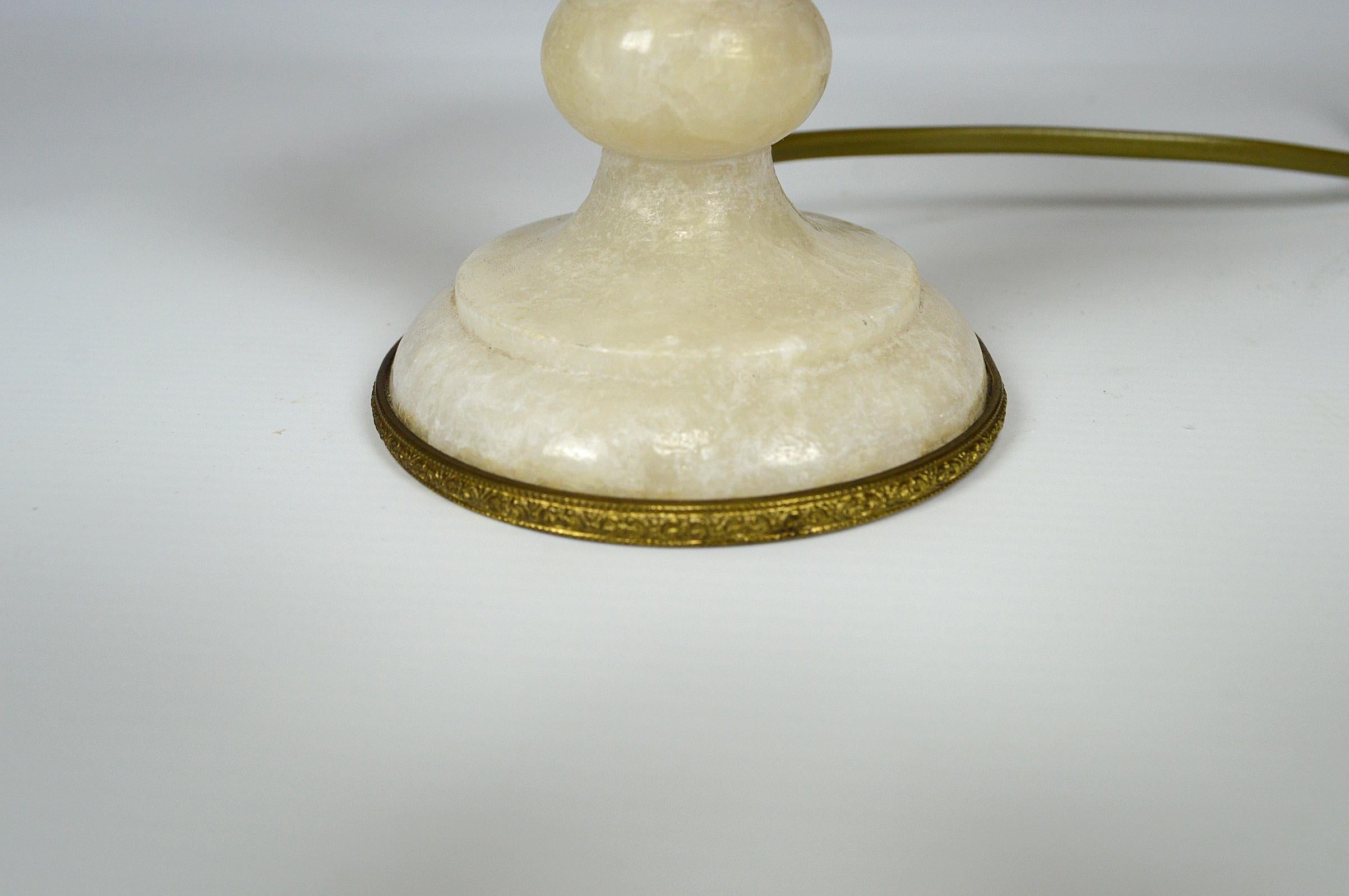 Kleine italienische Lampe aus weißem Marmor, um 1920 im Angebot 1