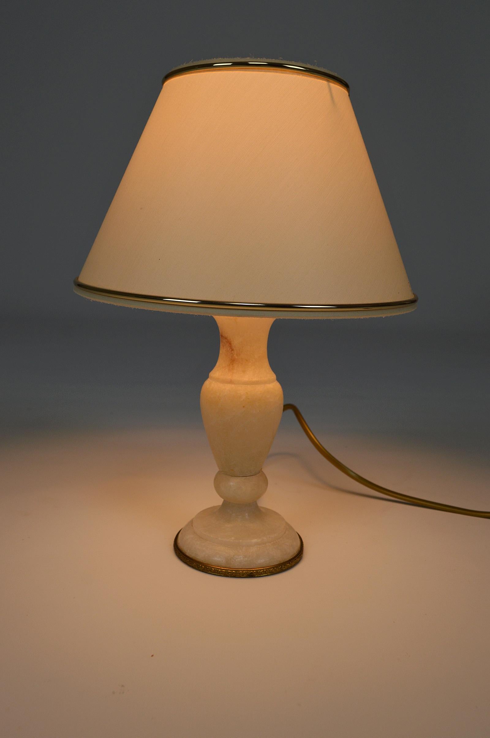 Petite lampe italienne en marbre blanc, vers 1920 en vente 2