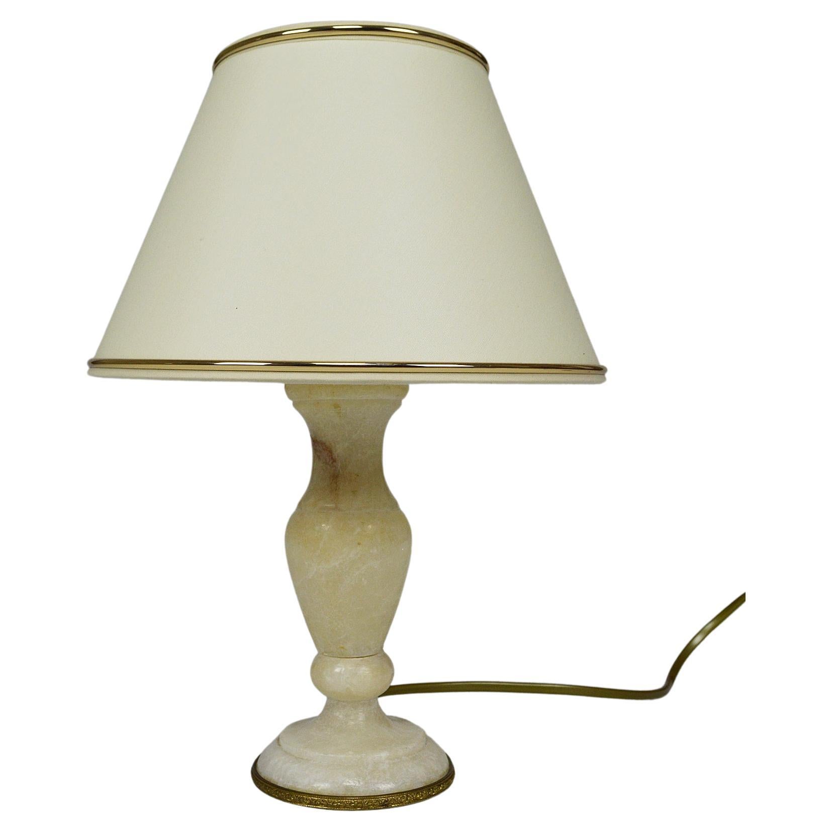 Kleine italienische Lampe aus weißem Marmor, um 1920 im Angebot