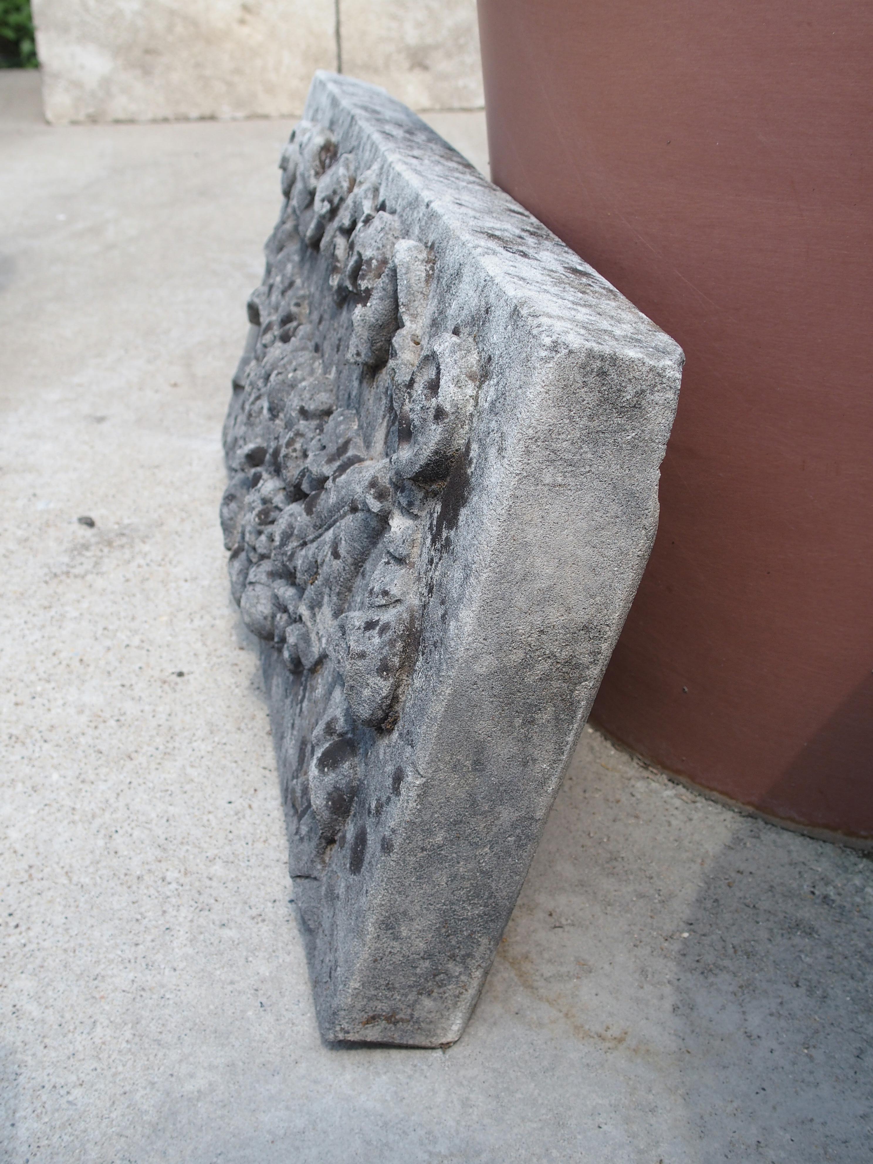 XXI secolo e contemporaneo Piccolo pannello a bassorilievo in pietra calcarea italiana raffigurante ghirlande di frutta e nastri in vendita
