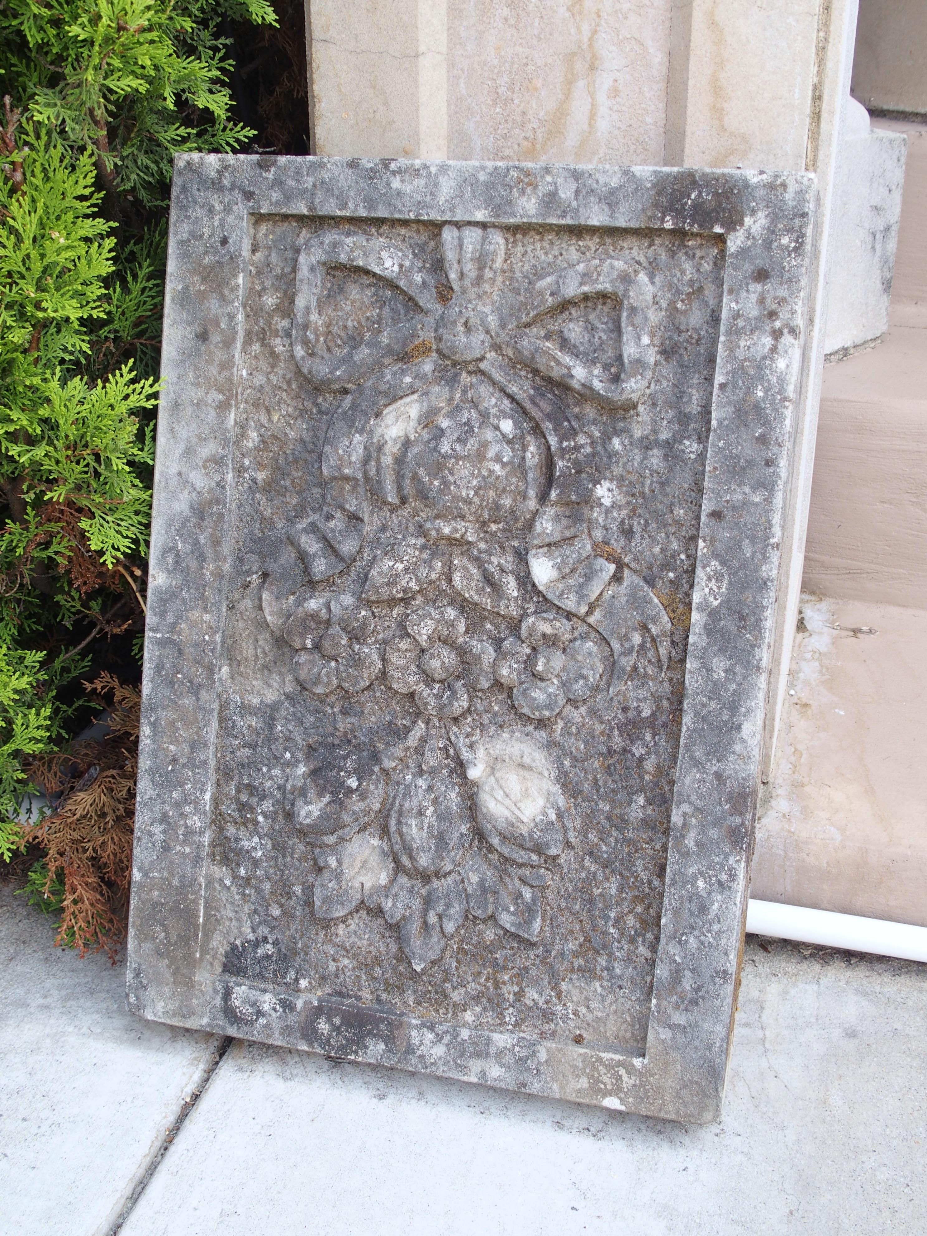 Pequeña placa en bajorrelieve de piedra caliza italiana, cinta arrugada y tallas de frutas Italiano en venta